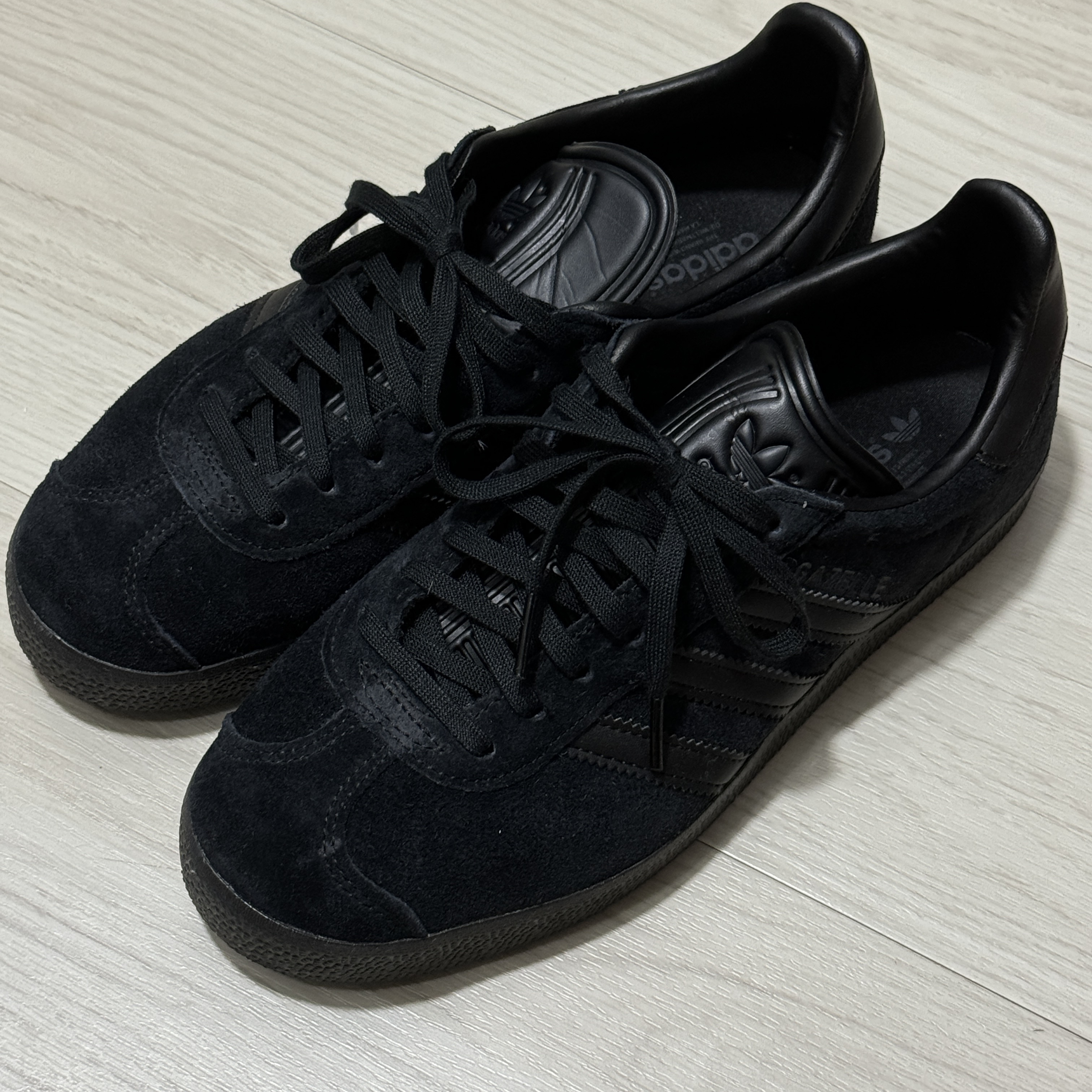 Adidas Gazelle Triple Black 착용 스타일