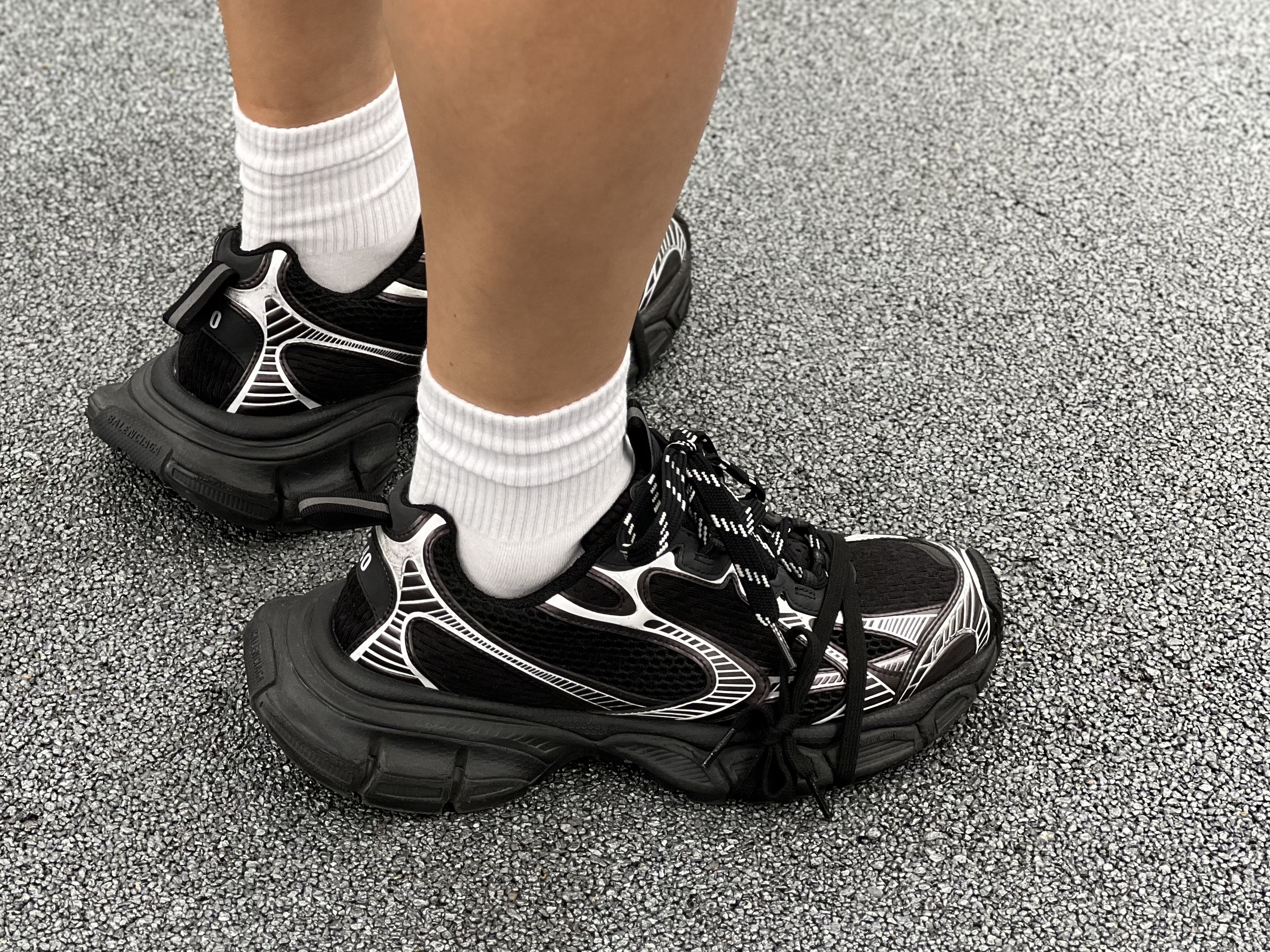 Balenciaga 3XL Sneakers Black White 착용 스타일 - 2