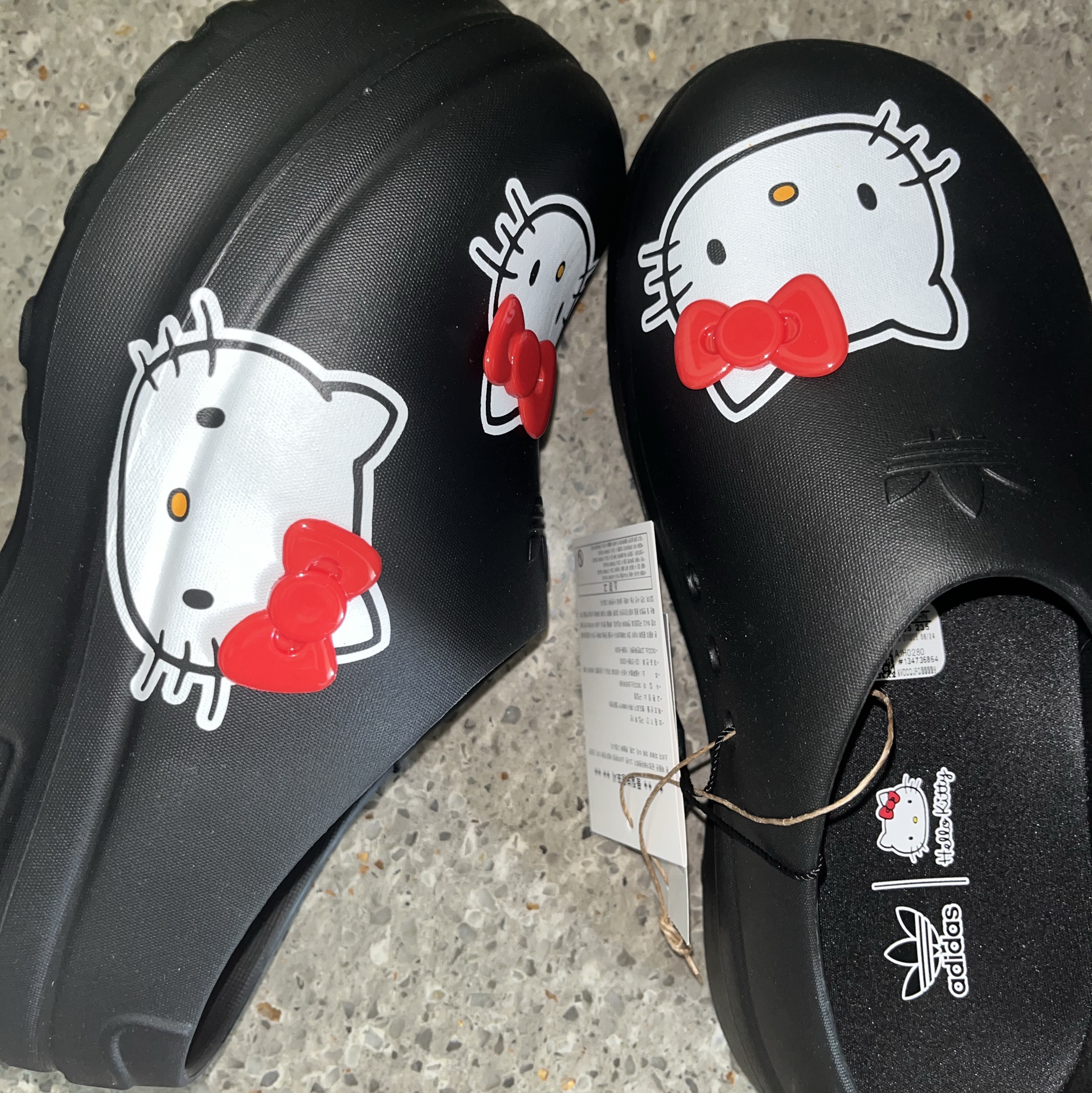 (W) Adidas x Hello Kitty Adifom Stan Smith Mules Core Black Red Cloud White 착용 스타일