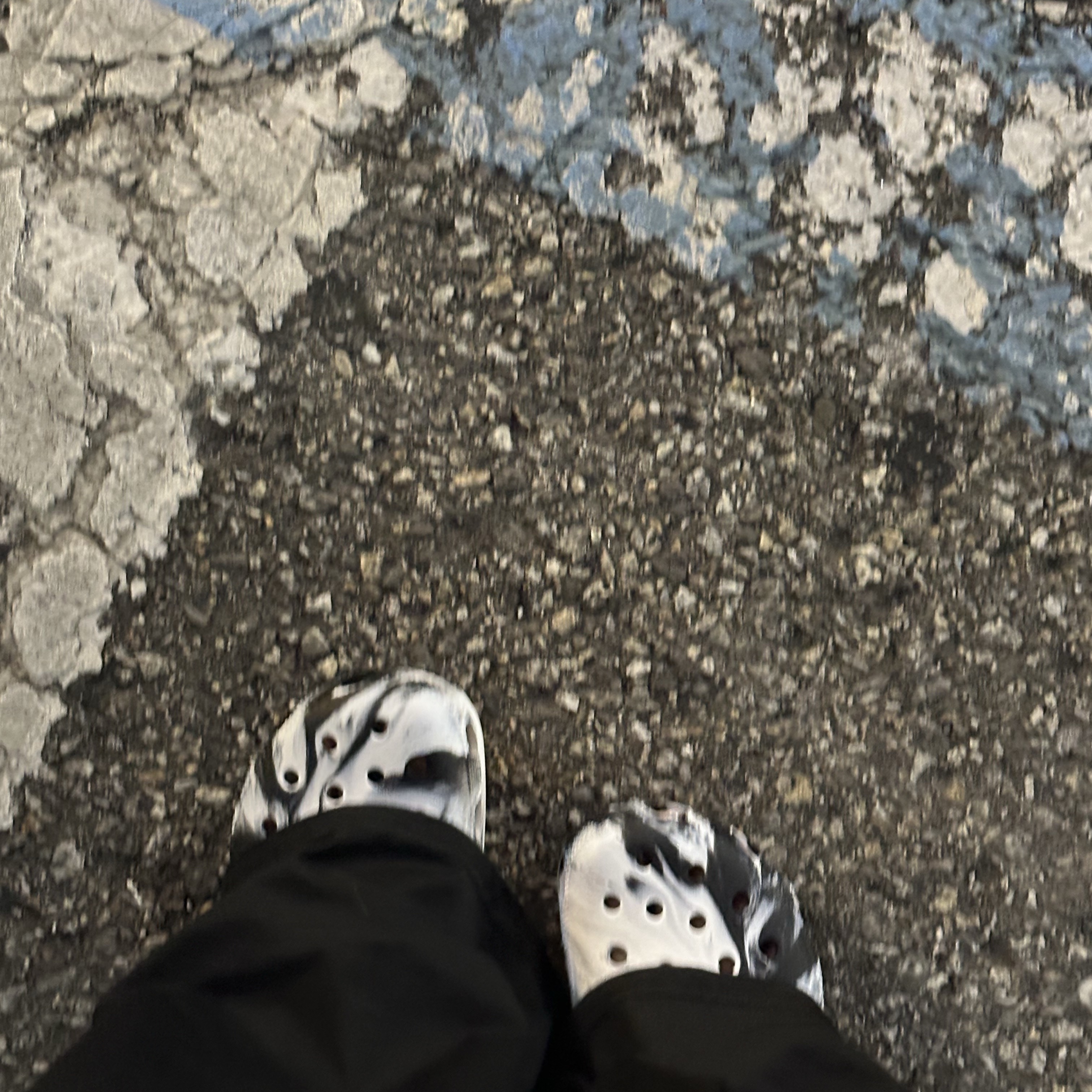 Crocs Classic Marbled Clog White Black 착용 스타일