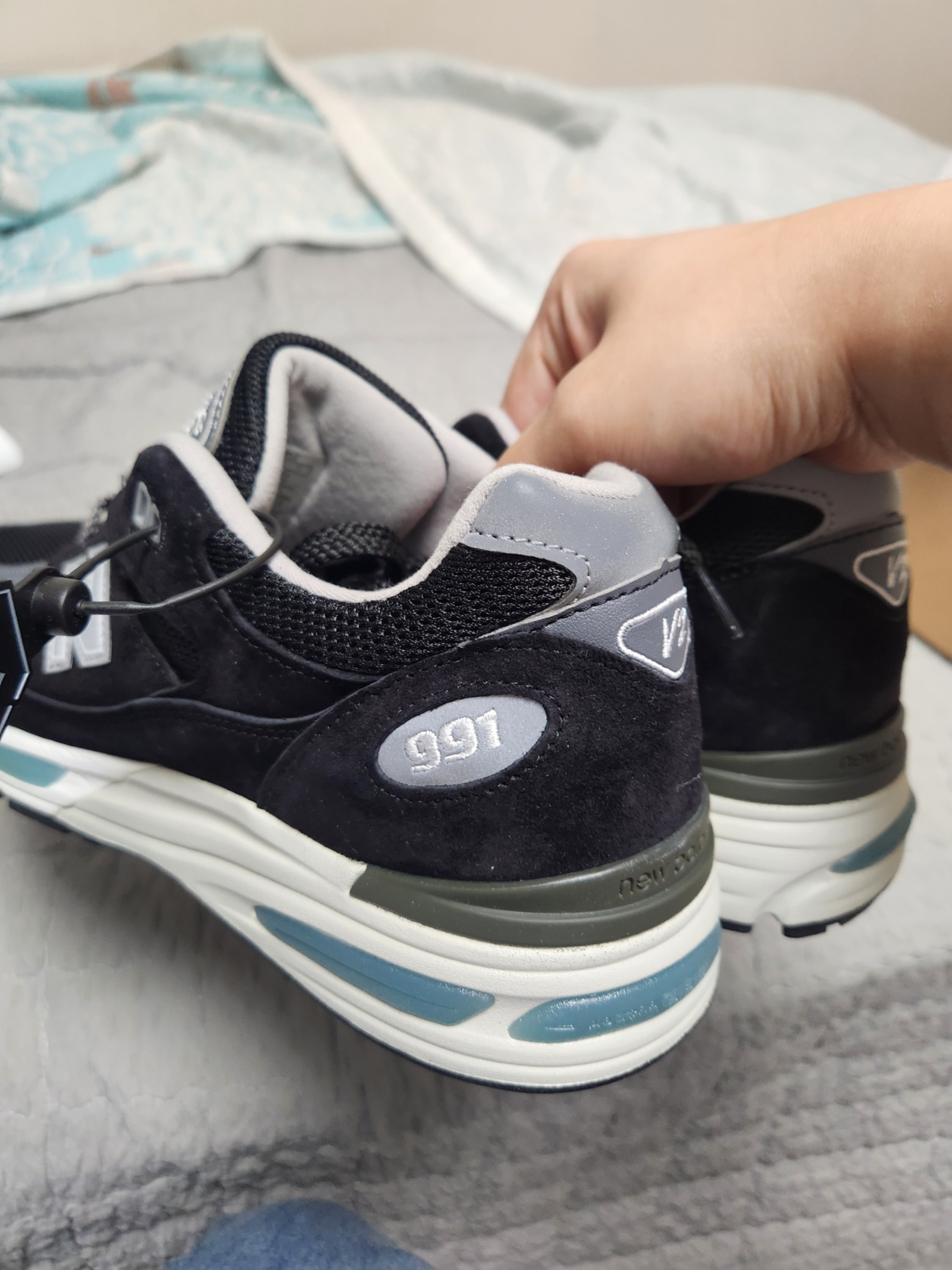 New Balance 991v2 Made in UK Black 착용 스타일 - 4