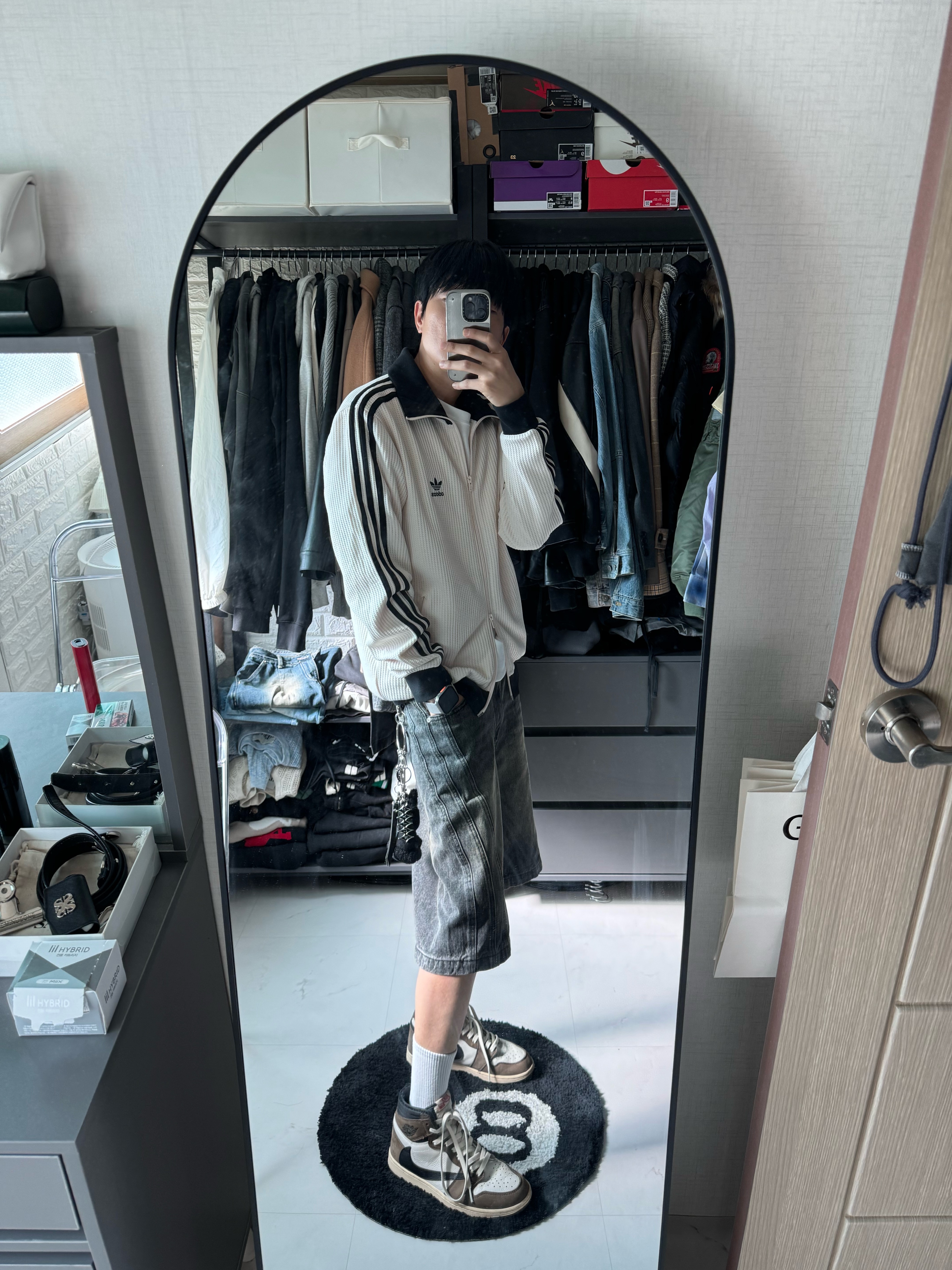 Jordan 1 x Travis Scott Retro High OG SP Mocha, Adidas Waffle Beckenbauer Track Top Wonder White - KR Sizing 착용 스타일 - 1