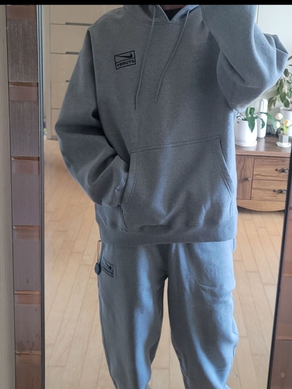 Nike x Stussy NRG RA Pullover Hoodie Dark Grey Heather (DJ9488-063), Nike x Stussy NRG RA Fleece Pants Dark Grey Heather (DJ9490-063) 착용 스타일 - 1