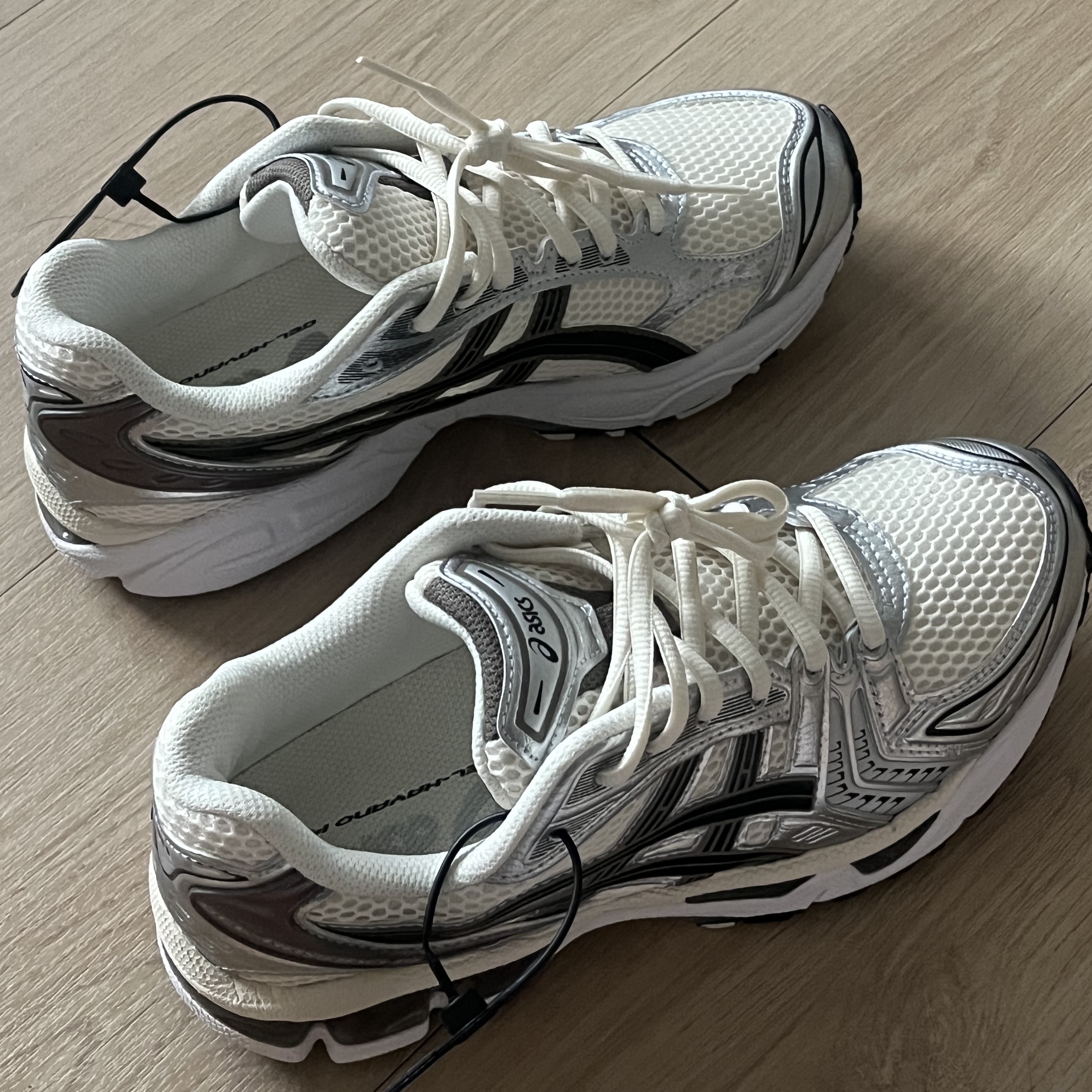 Asics Gel-Kayano 14 Cream Black 착용 스타일