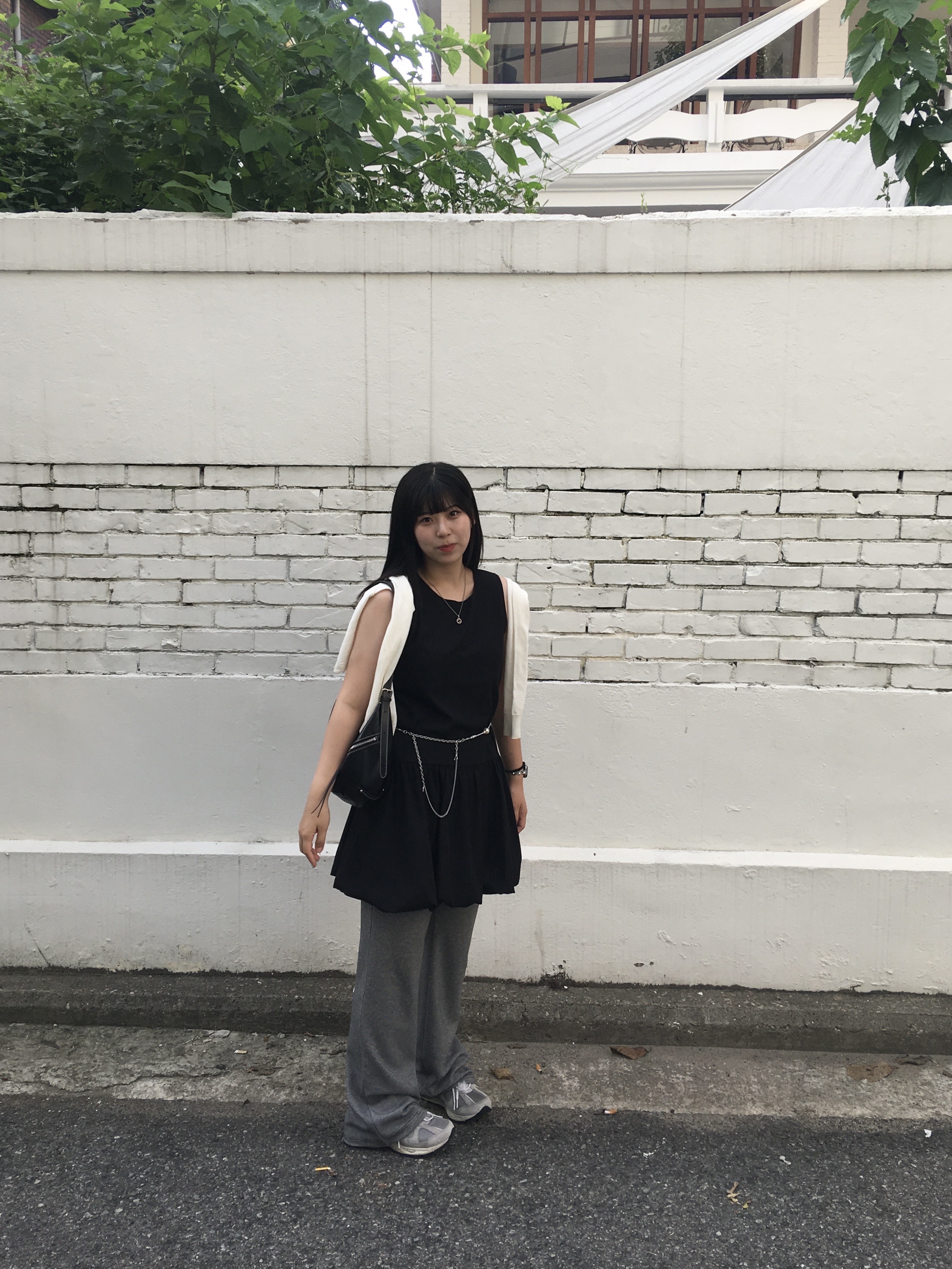 Matin Kim Zipper Leather Round Bag Black 착용 스타일 - 2