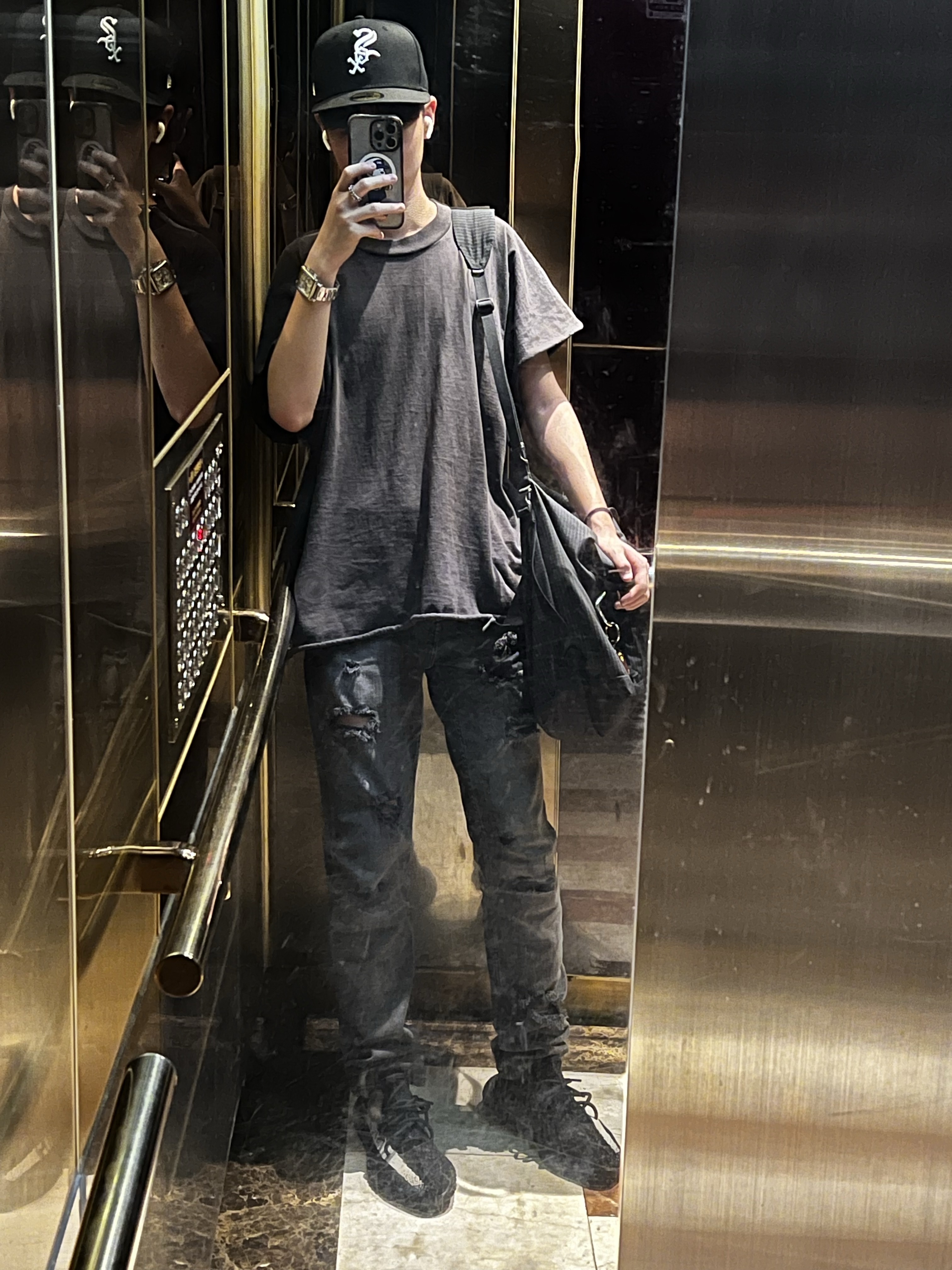 Adidas Yeezy Boost 350 V2 Core Black White 2022, Yeezy One Box T-Shirt Black 착용 스타일