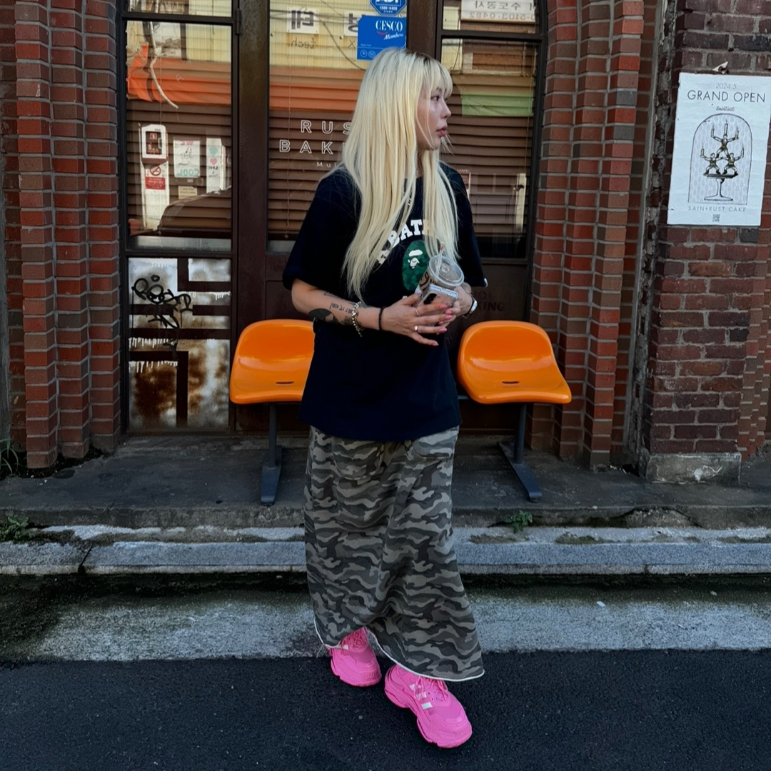(W) Balenciaga x Adidas Triple S Sneakers Neon Pink 착용 스타일 - 1