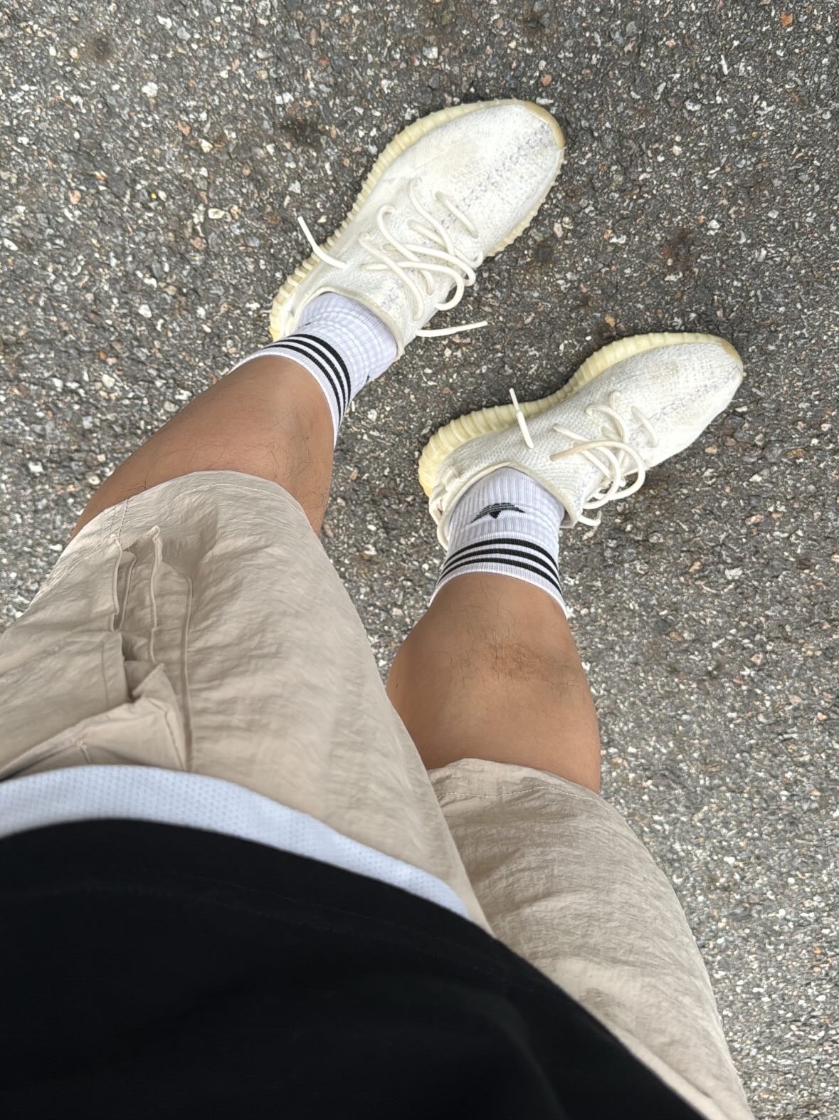 IAB Studio 10th Anniversary T-Shirt Black, Adidas Yeezy Boost 350 V2 Cream/Triple White 착용 스타일