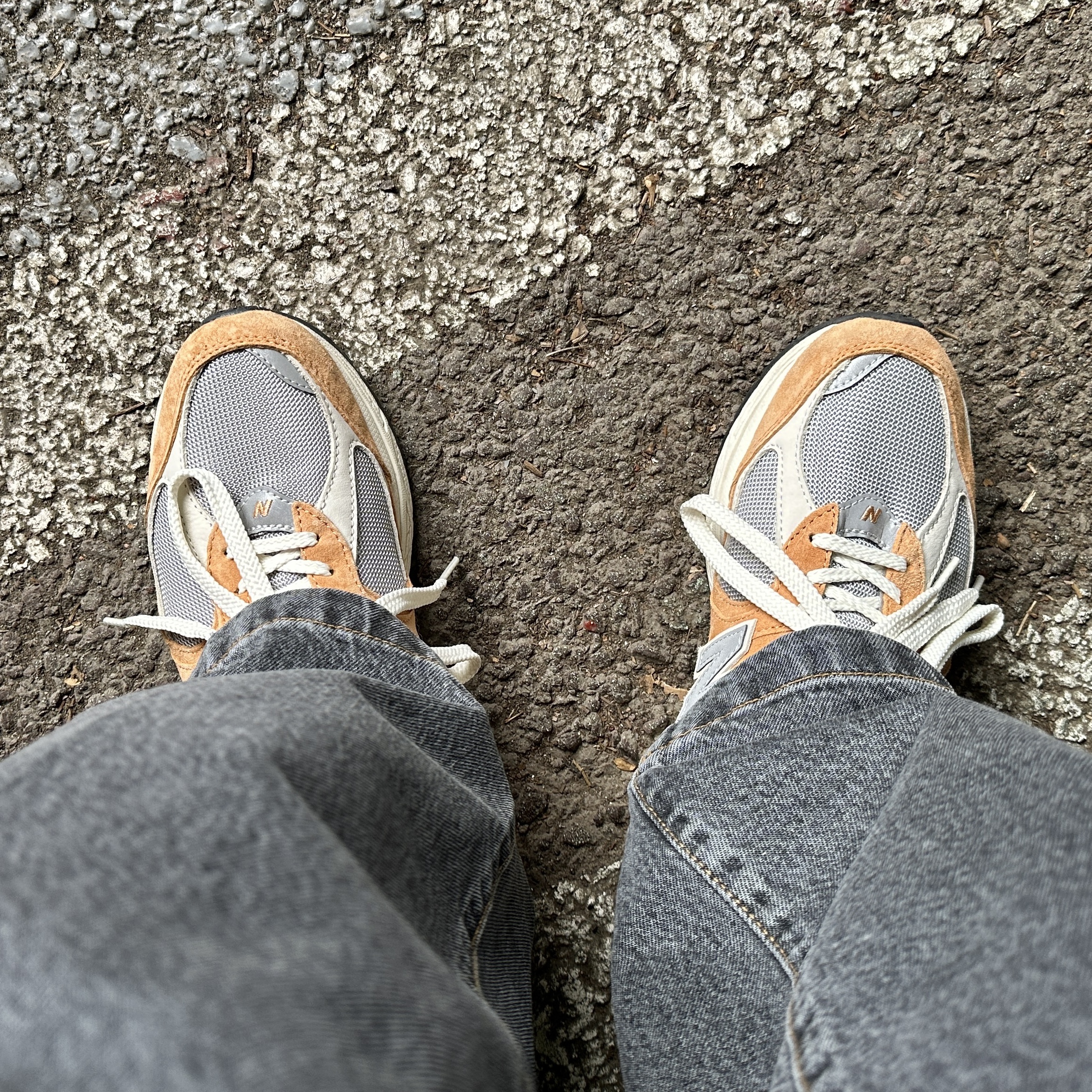 New Balance 2002R Special Vintage Beige 착용 스타일 - 2