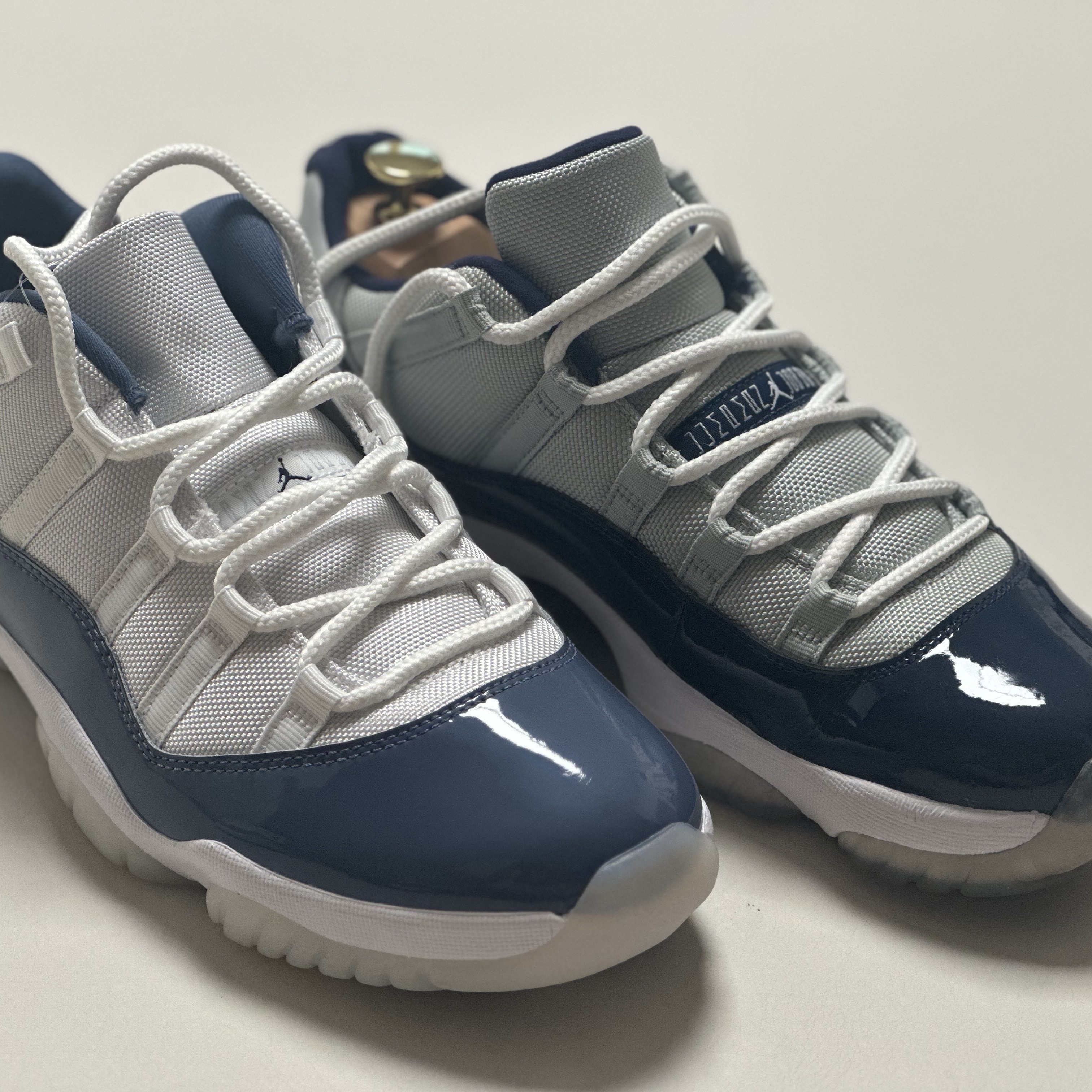 Jordan 11 Retro Low Diffused Blue, Jordan 11 Retro Low Georgetown 착용 스타일 - 1