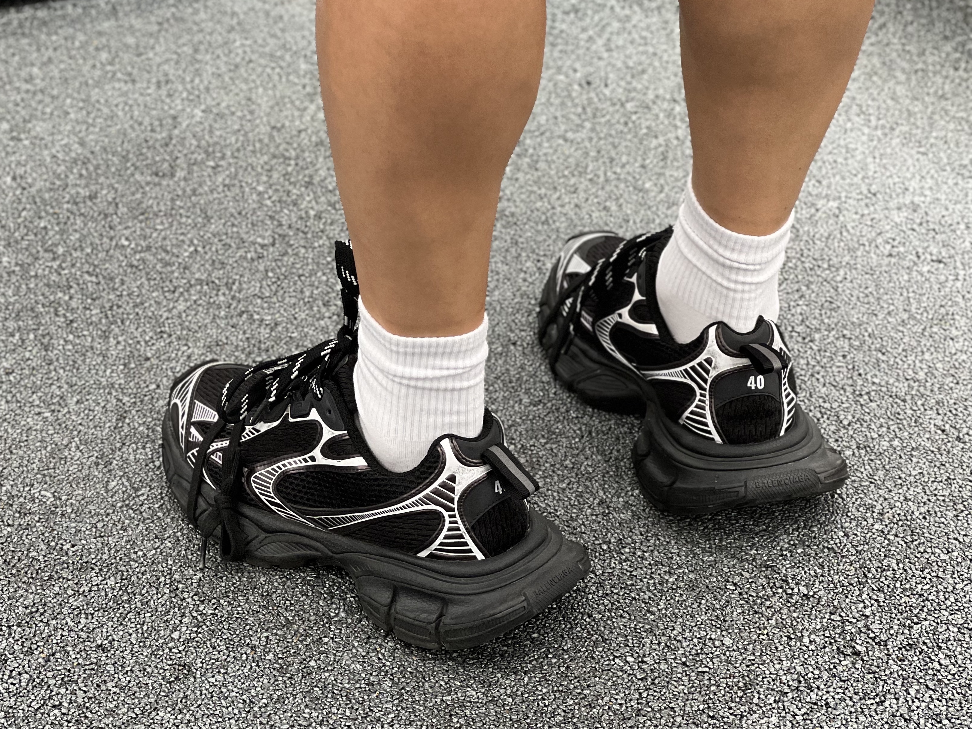 Balenciaga 3XL Sneakers Black White 착용 스타일 - 3