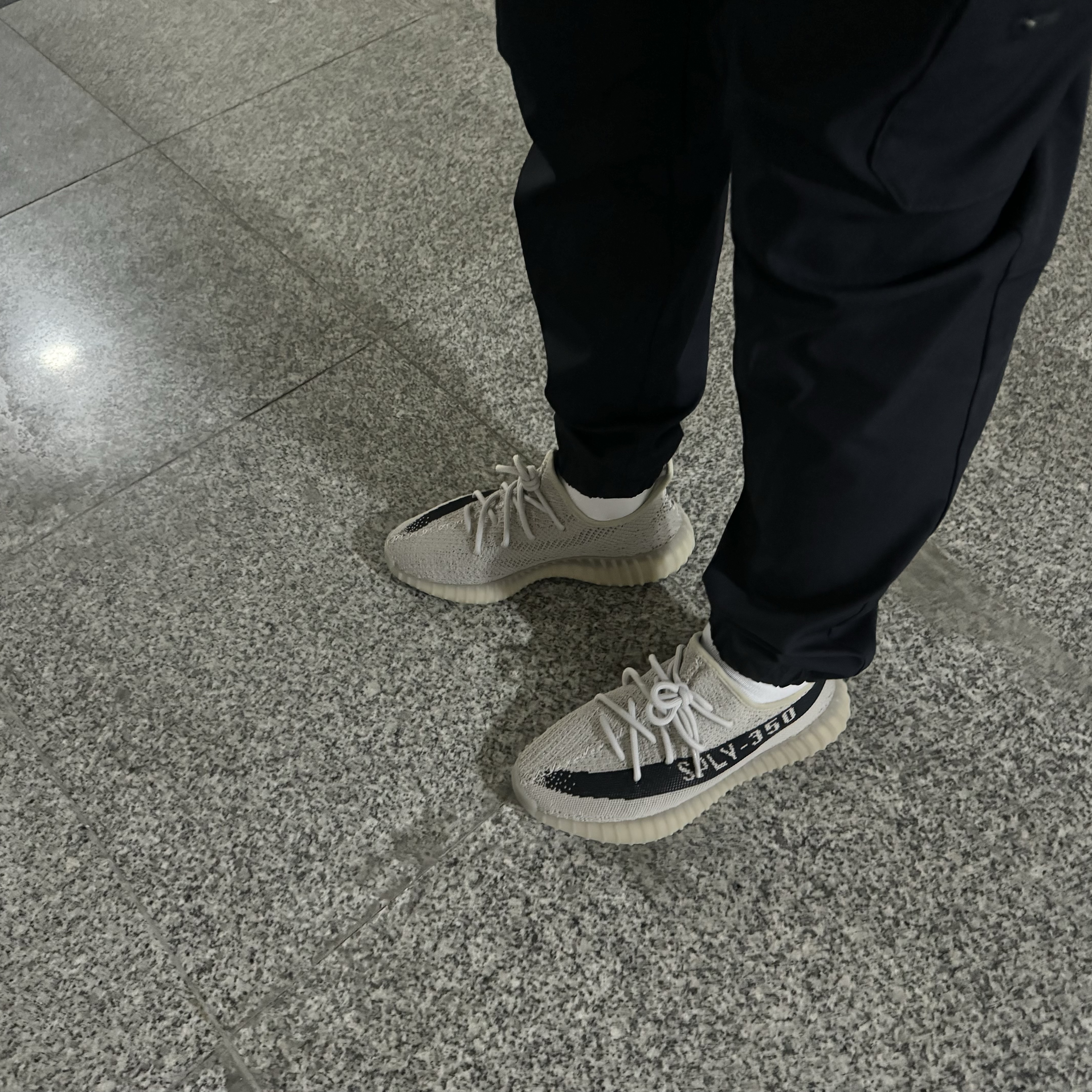 Adidas Yeezy Boost 350 V2 Slate Core Black 2022/2023 착용 스타일 - 1