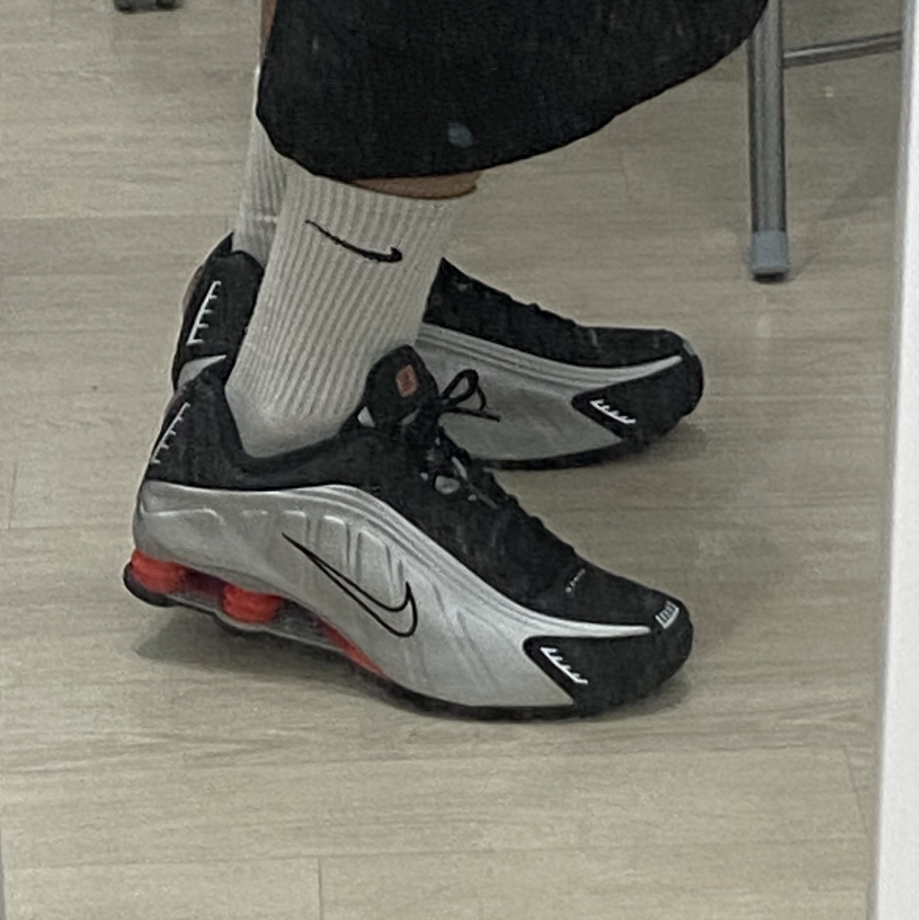 Nike Shox R4 Black and Metallic Silver 착용 스타일 - 2
