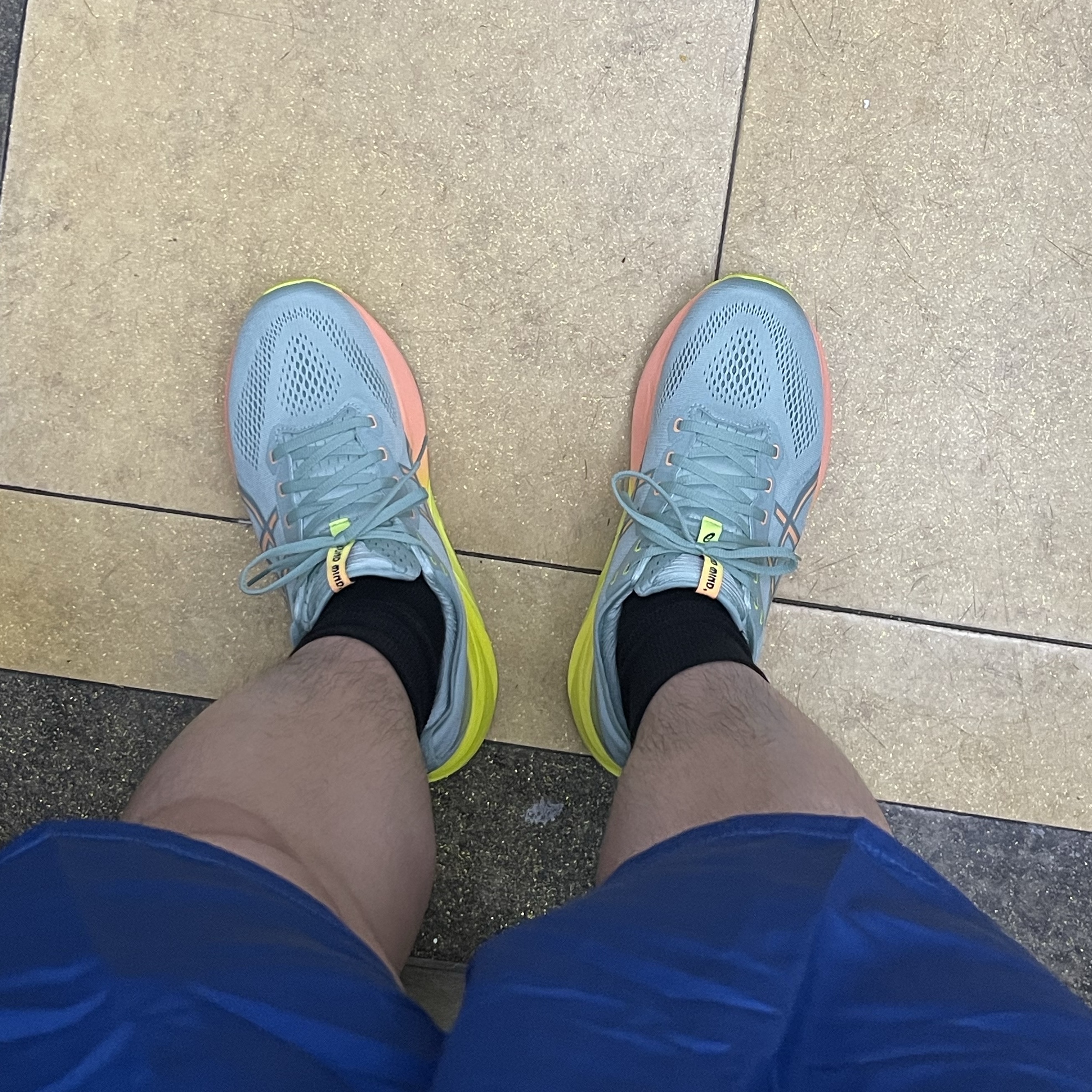 Asics Gel-Kayano 31 Paris Light Celadon Safety Yellow 착용 스타일 - 2