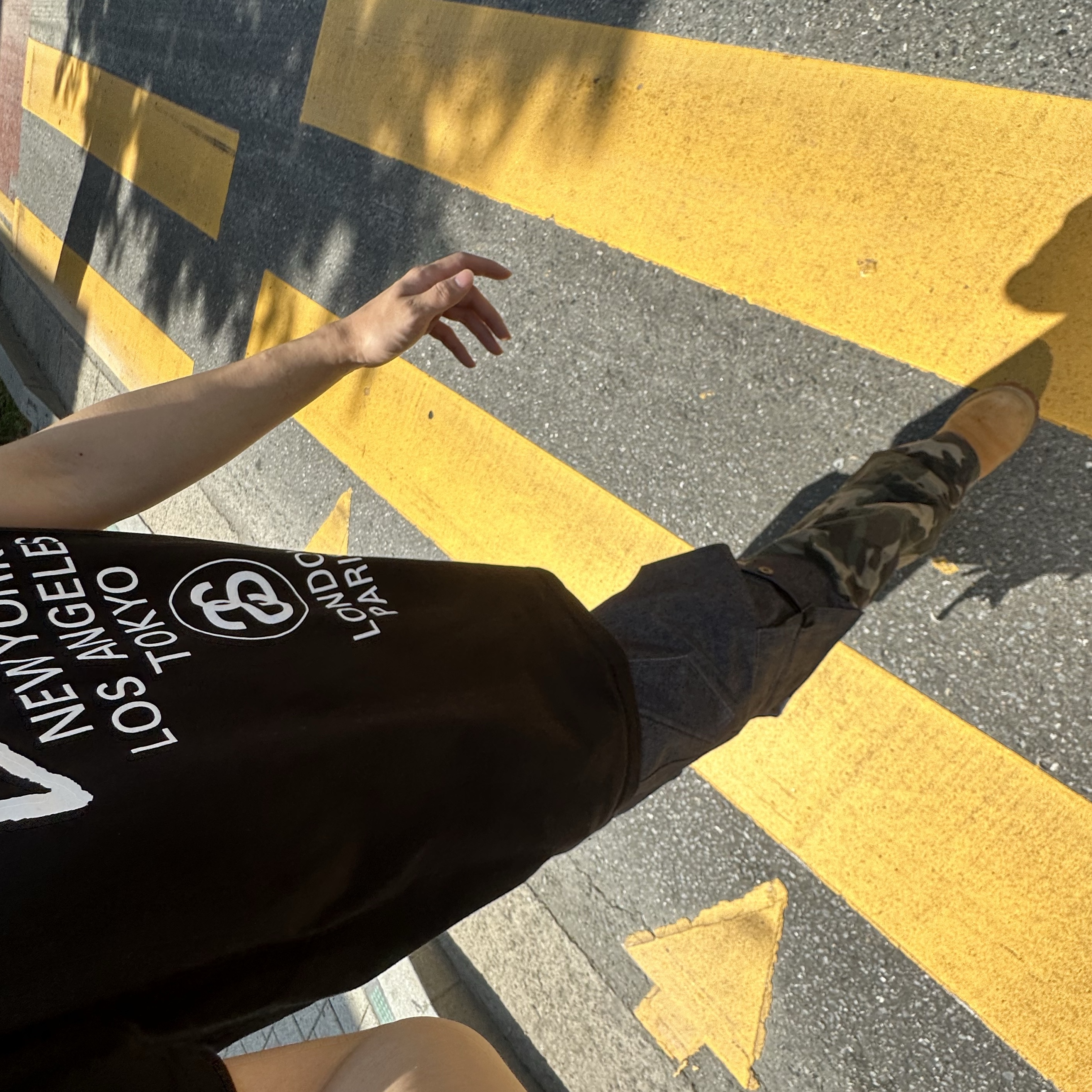 [KREAM 단독] ADSB Andersson Bell Raptor Layered Cargo Pants Indigo Green, Stussy World Tour T-Shirt Black 착용 스타일