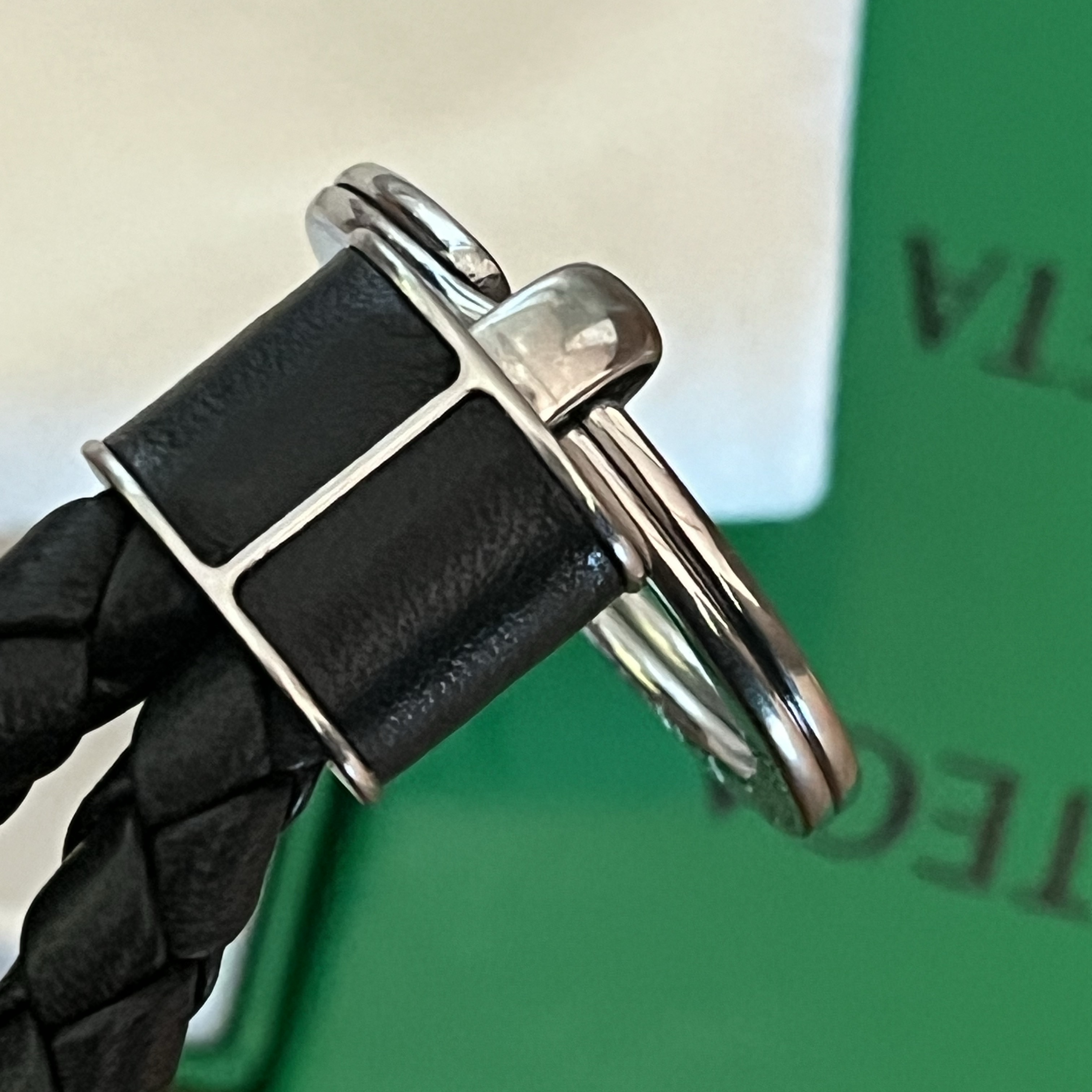 Bottega Veneta Intreccio Keyring Black 착용 스타일