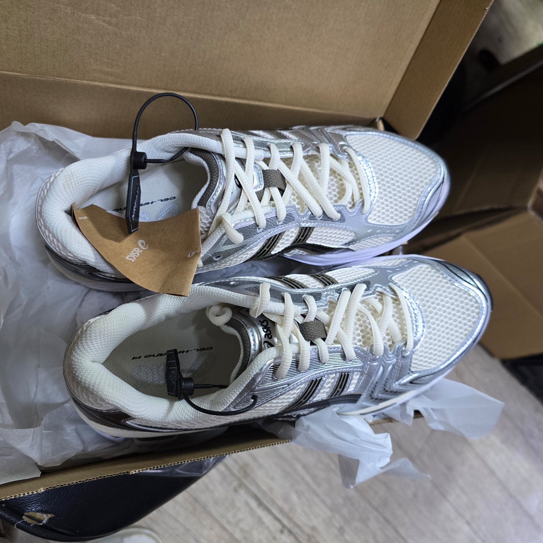 Asics Gel-Kayano 14 Cream Black 착용 스타일 - 2