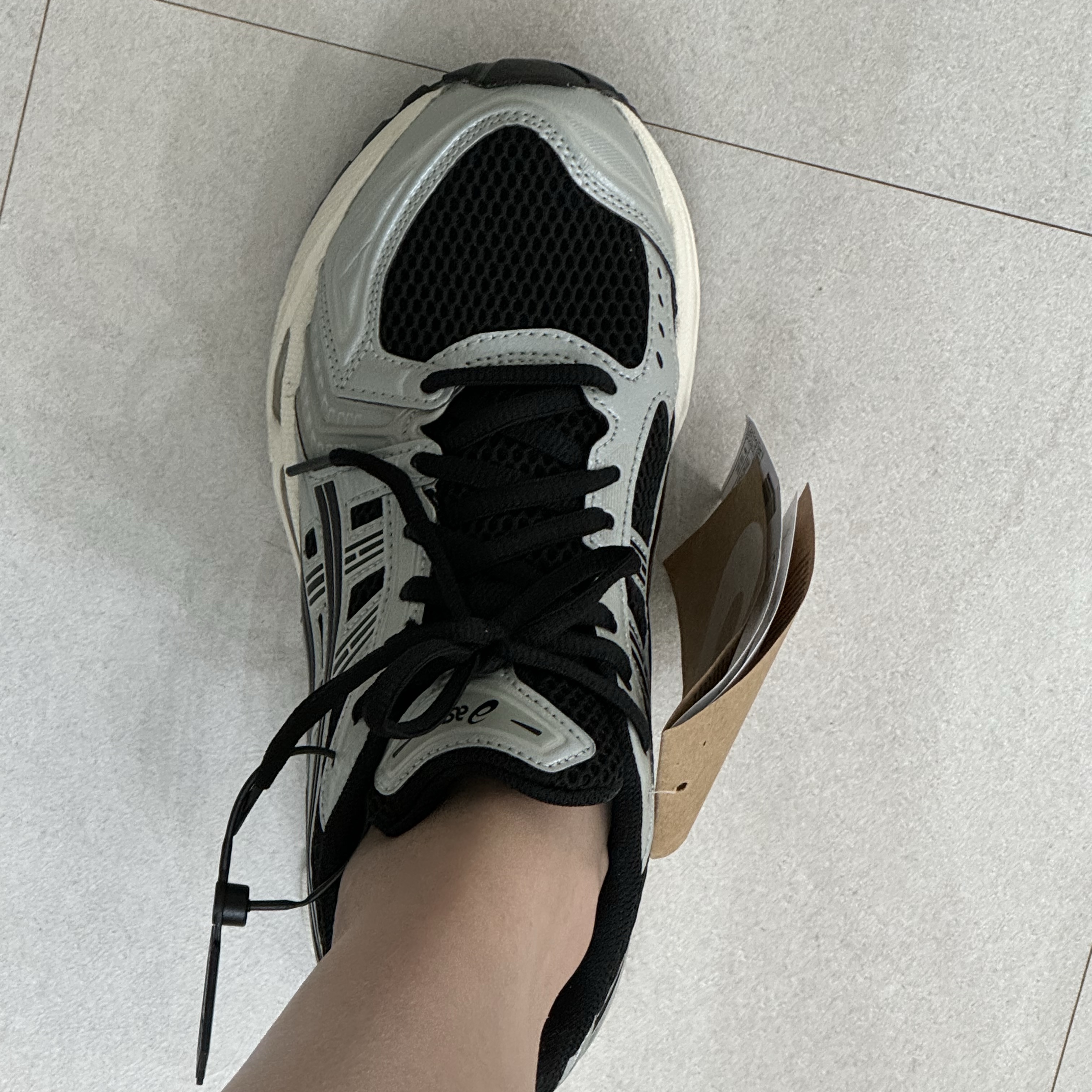 Asics Gel-Kayano 14 Black Seal Grey 착용 스타일