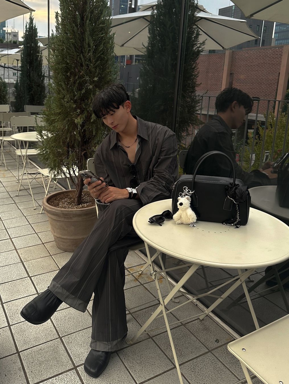 Amomento Stripe Square Pocket Oversized Shirts Khaki - 24FW 착용 스타일 - 2