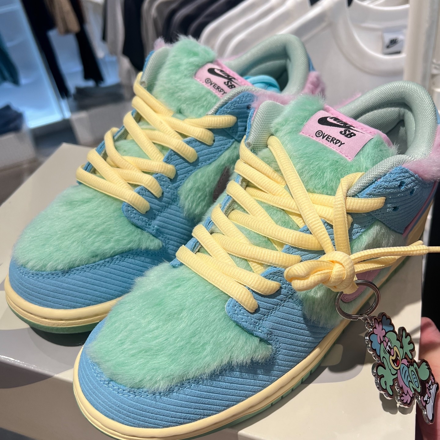 Nike x Verdy SB Dunk Low Pro Blue Gaze and Enamel Green 착용 스타일 - 2