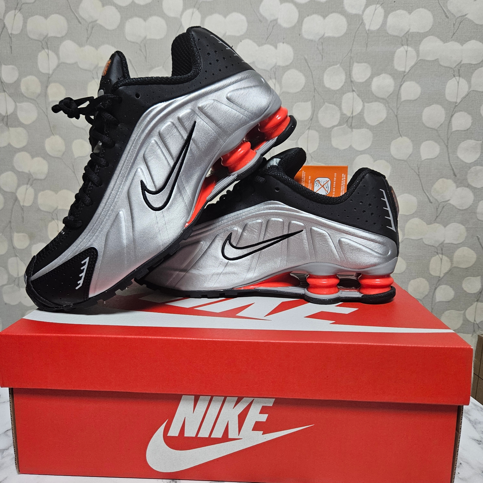 Nike Shox R4 Black and Metallic Silver 착용 스타일 - 1