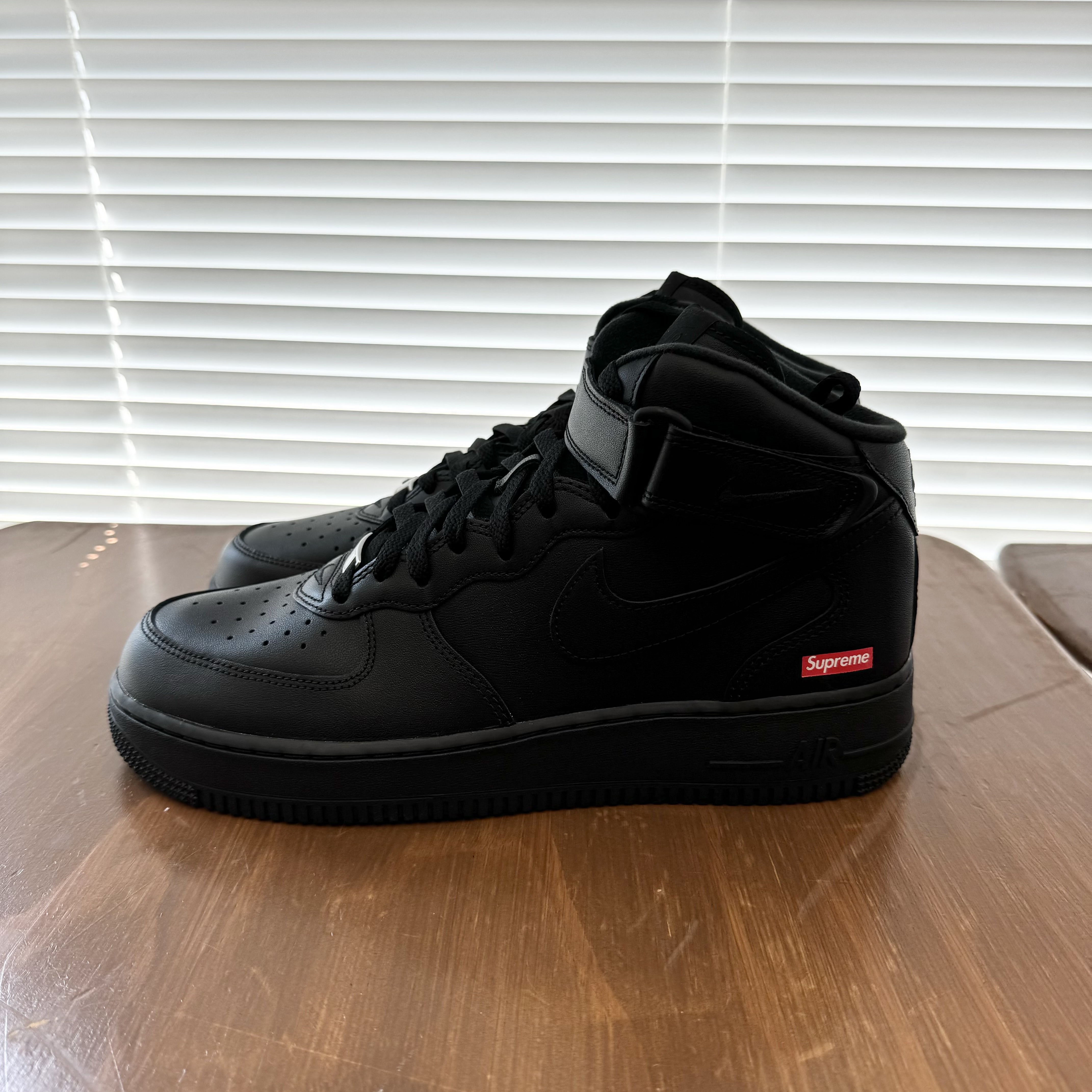 Nike x Supreme Air Force 1 Mid Black 착용 스타일 - 1