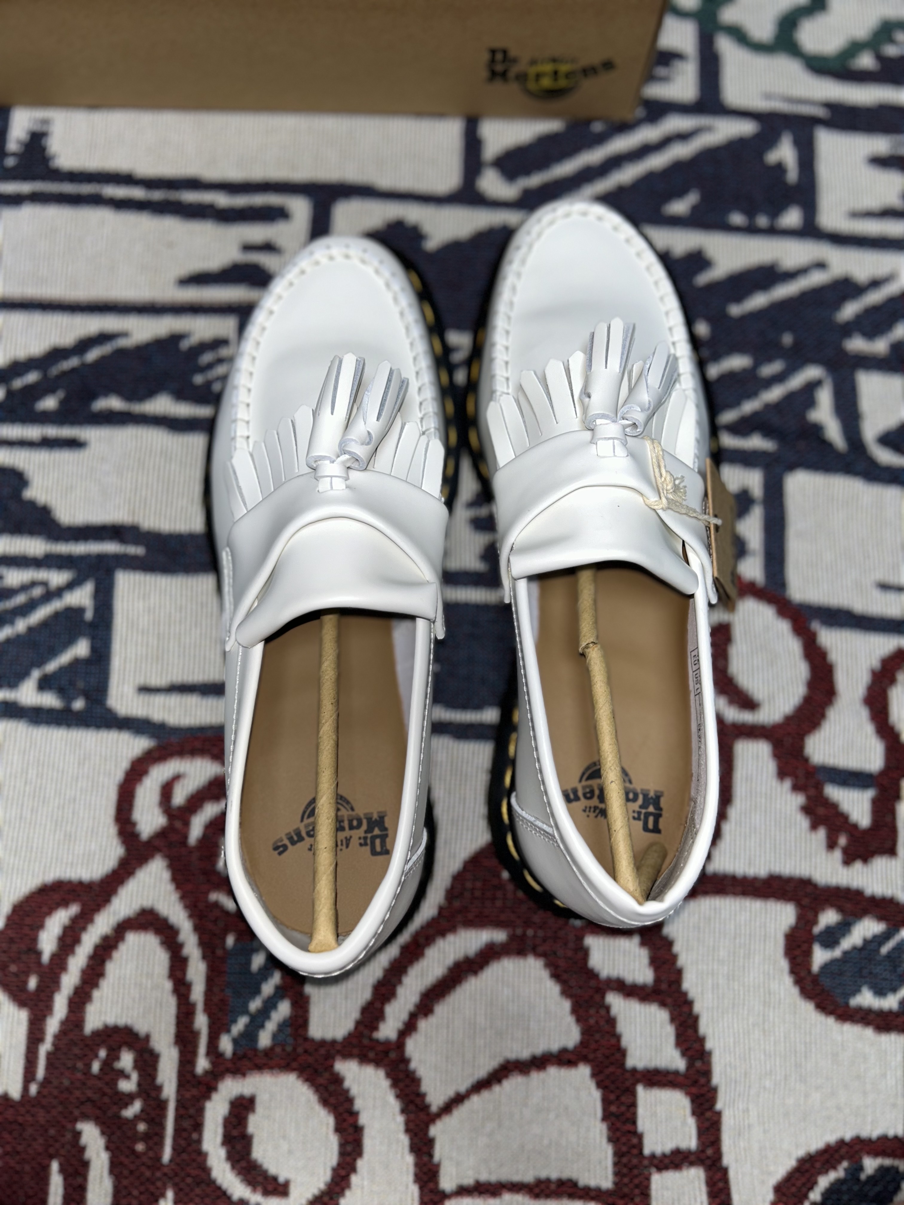Dr. Martens Adrian Smooth Leather Tassel Loafers White 착용 스타일 - 3