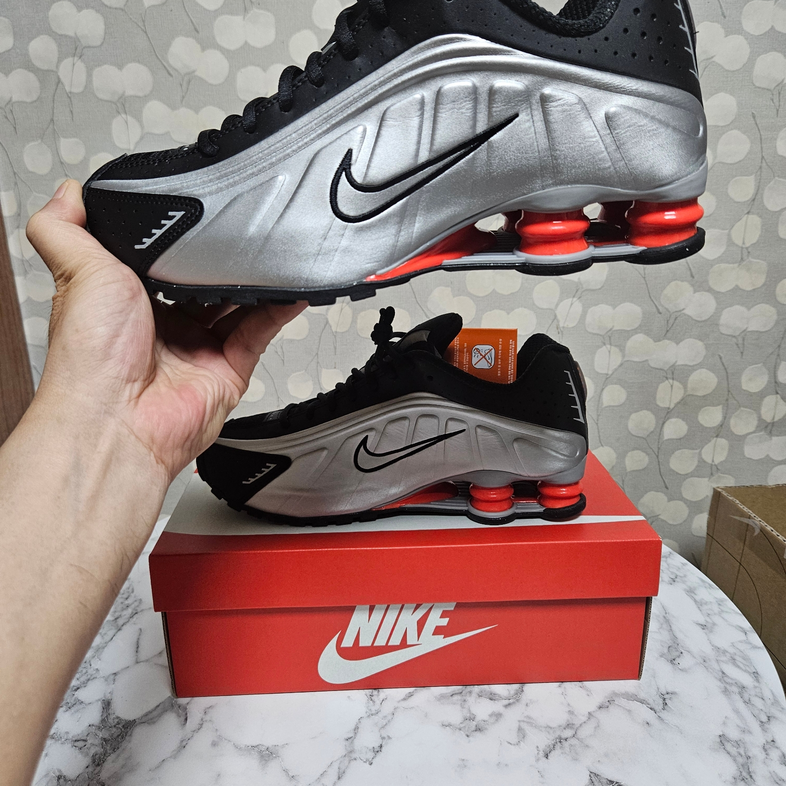 Nike Shox R4 Black and Metallic Silver 착용 스타일 - 2