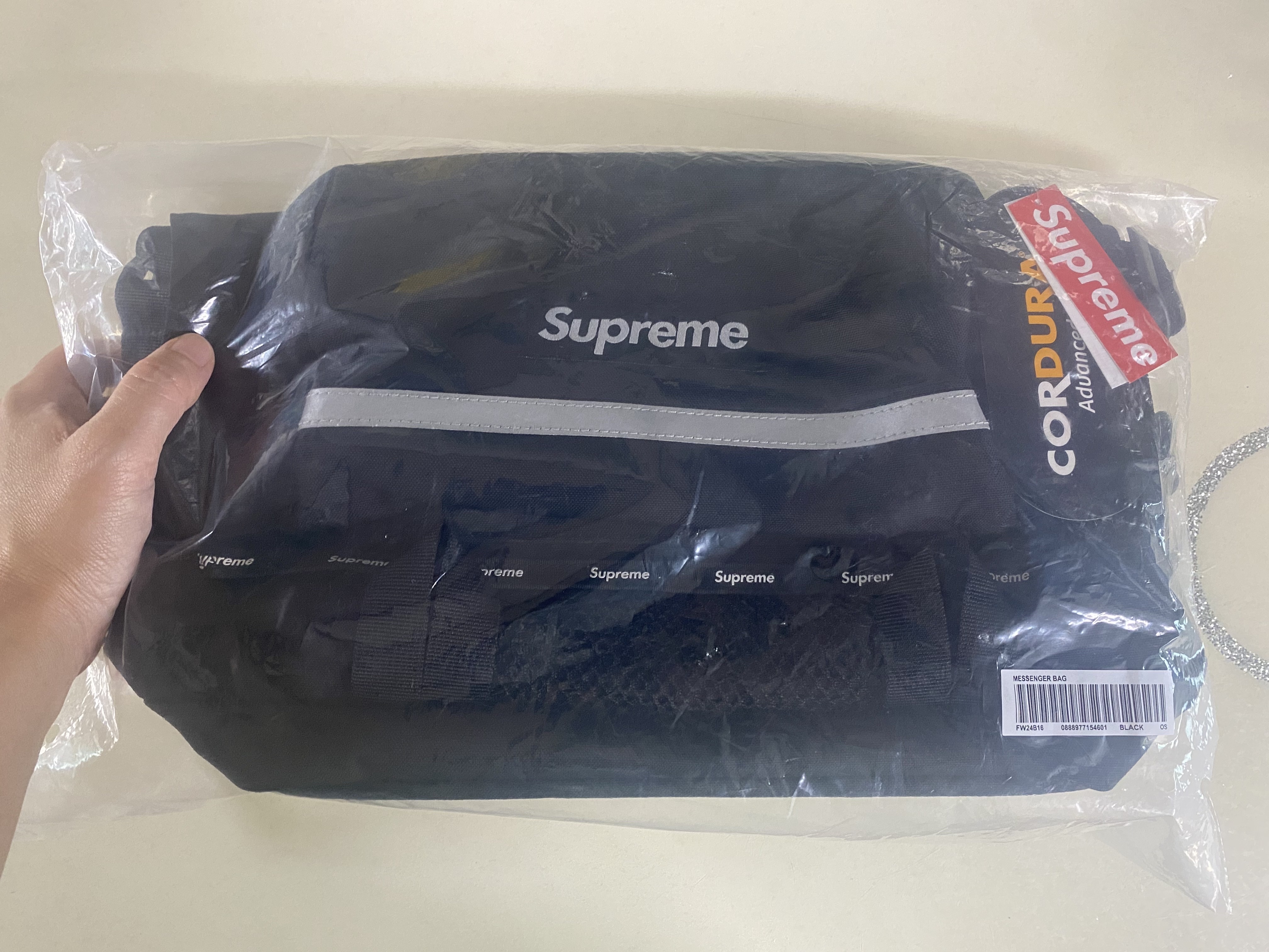 Supreme Messenger Bag Black - 24FW 착용 스타일 - 2