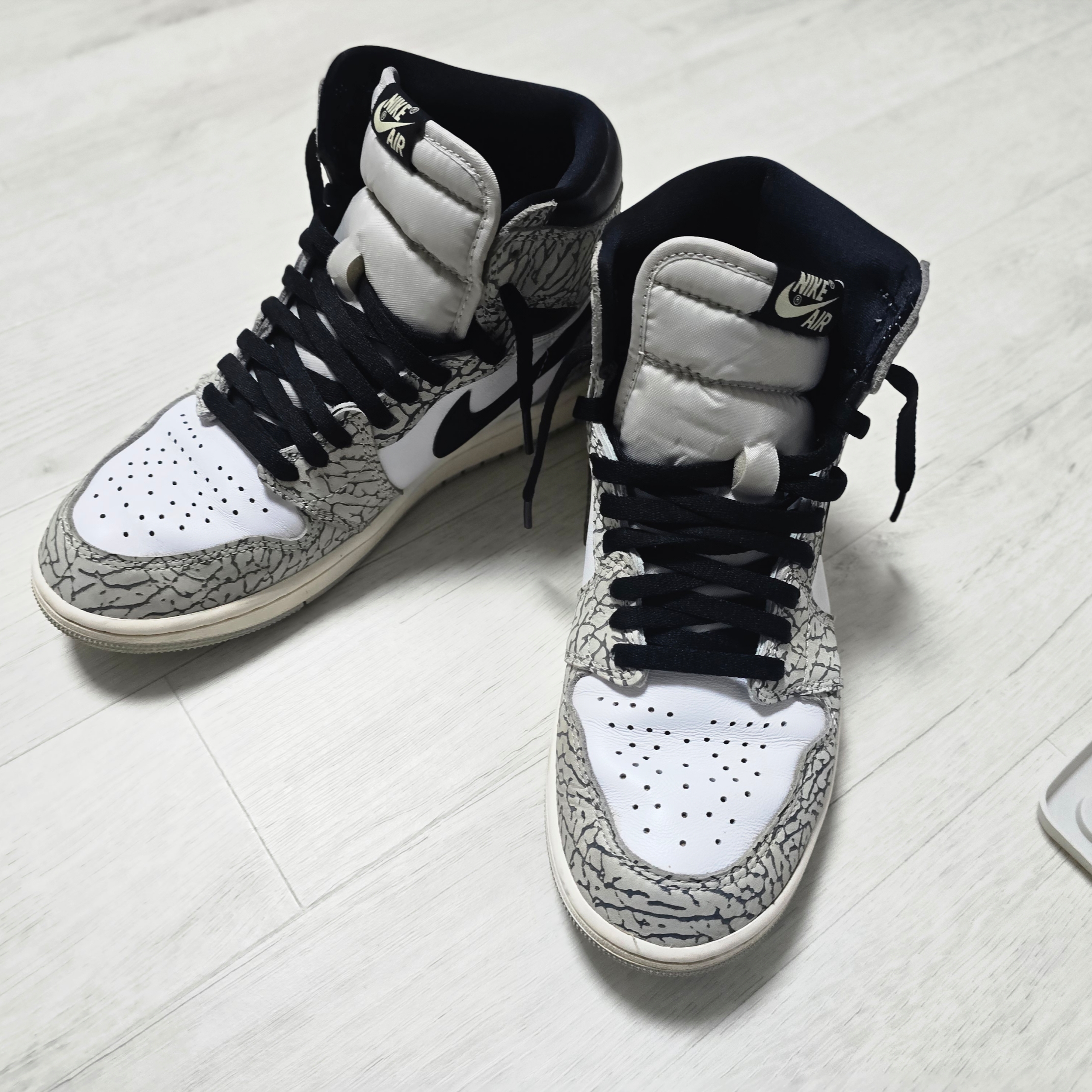 Jordan 1 Retro High OG White Cement 착용 스타일 - 2
