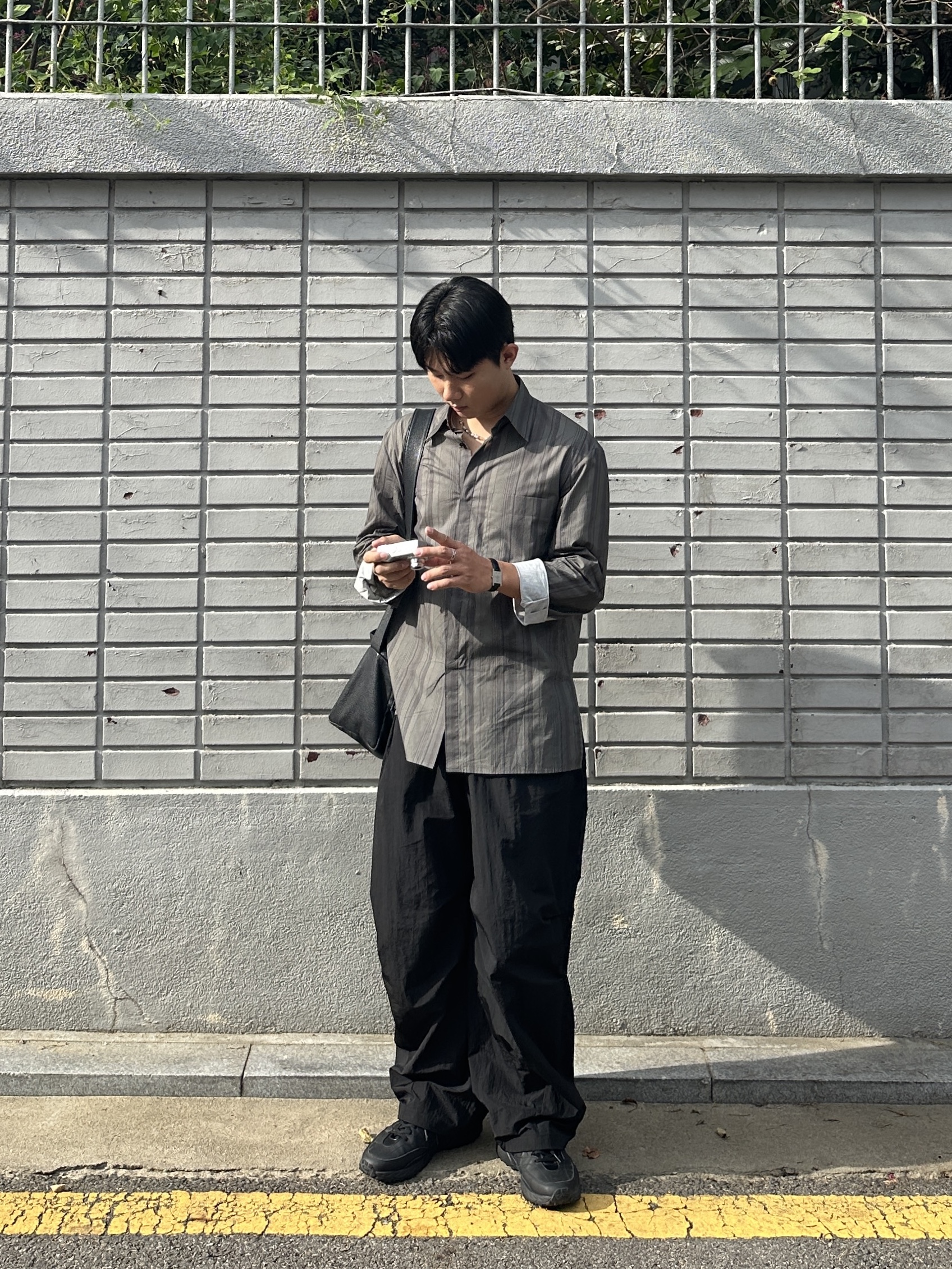 Amomento Stripe Square Pocket Oversized Shirts Khaki - 24FW, Amomento Mens Cotton Nylon Fatigue Pants Black - 24FW 착용 스타일 - 3