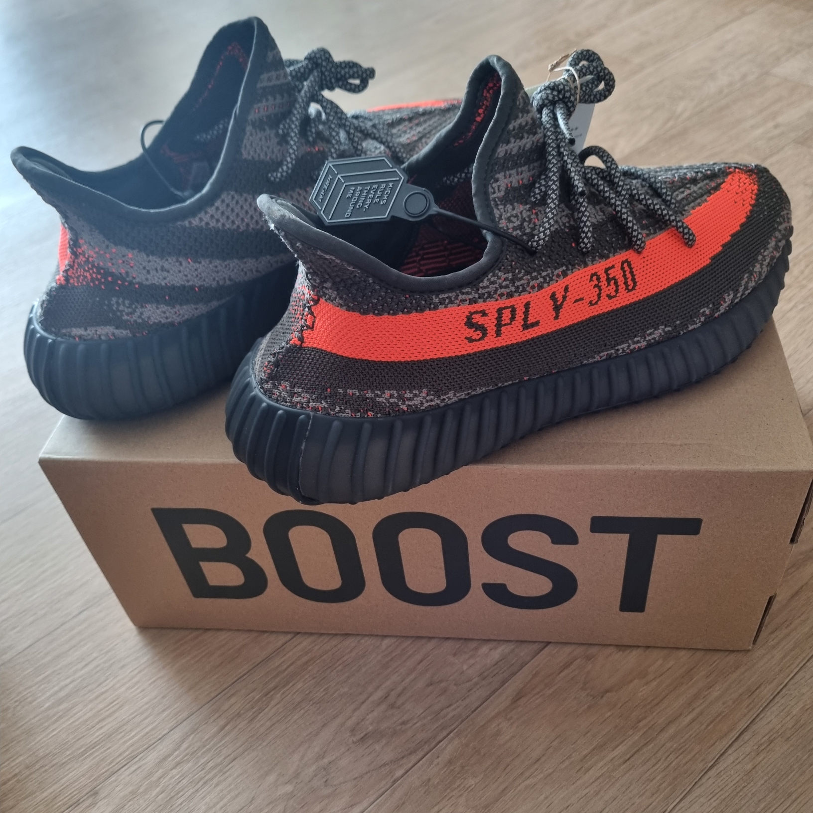 Adidas Yeezy Boost 350 V2 Carbon Beluga 착용 스타일 - 2