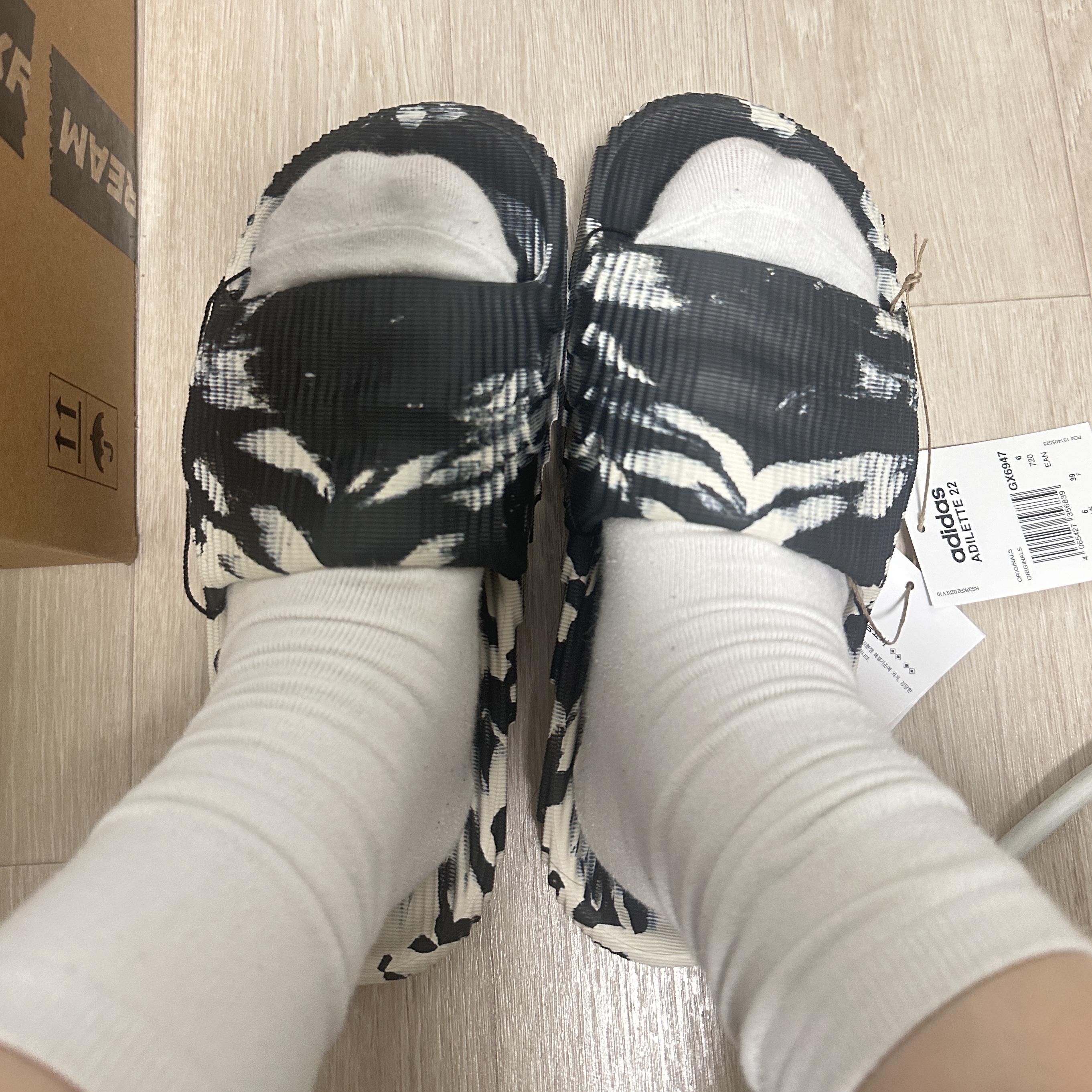 Adidas Adilette 22 Carbon Aluminium 착용 스타일 - 2