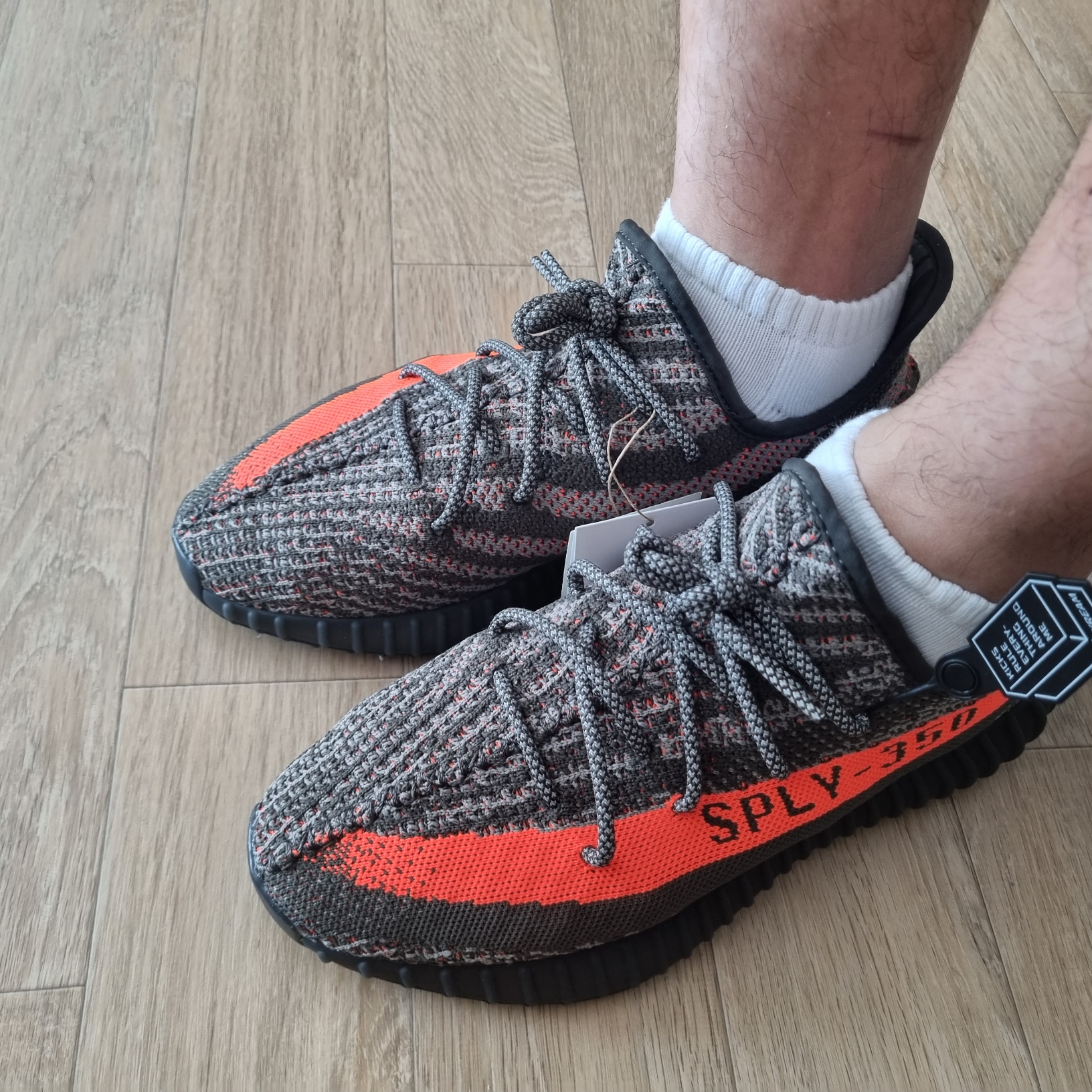 Adidas Yeezy Boost 350 V2 Carbon Beluga 착용 스타일 - 1