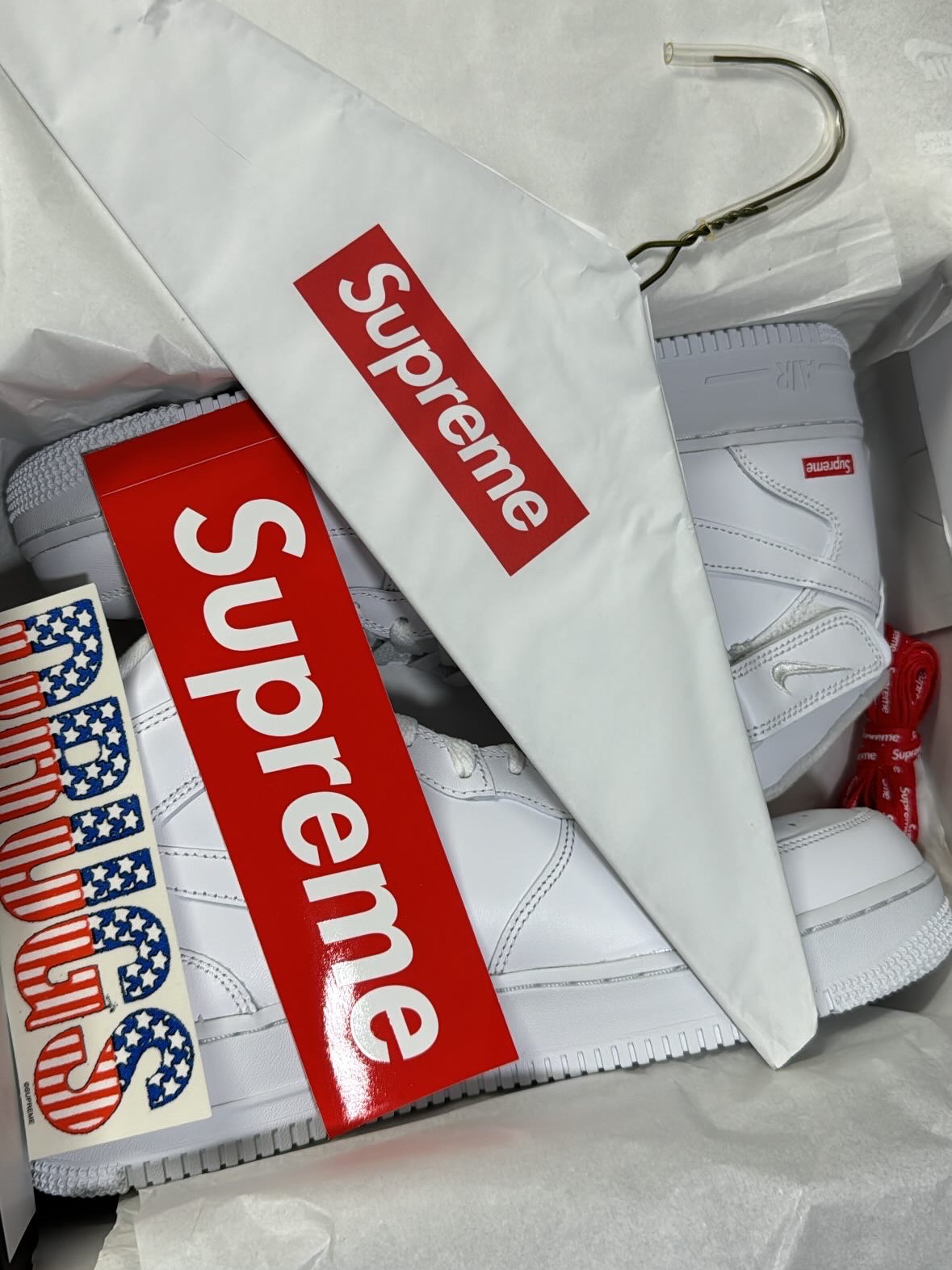 Nike x Supreme Air Force 1 Mid White 착용 스타일