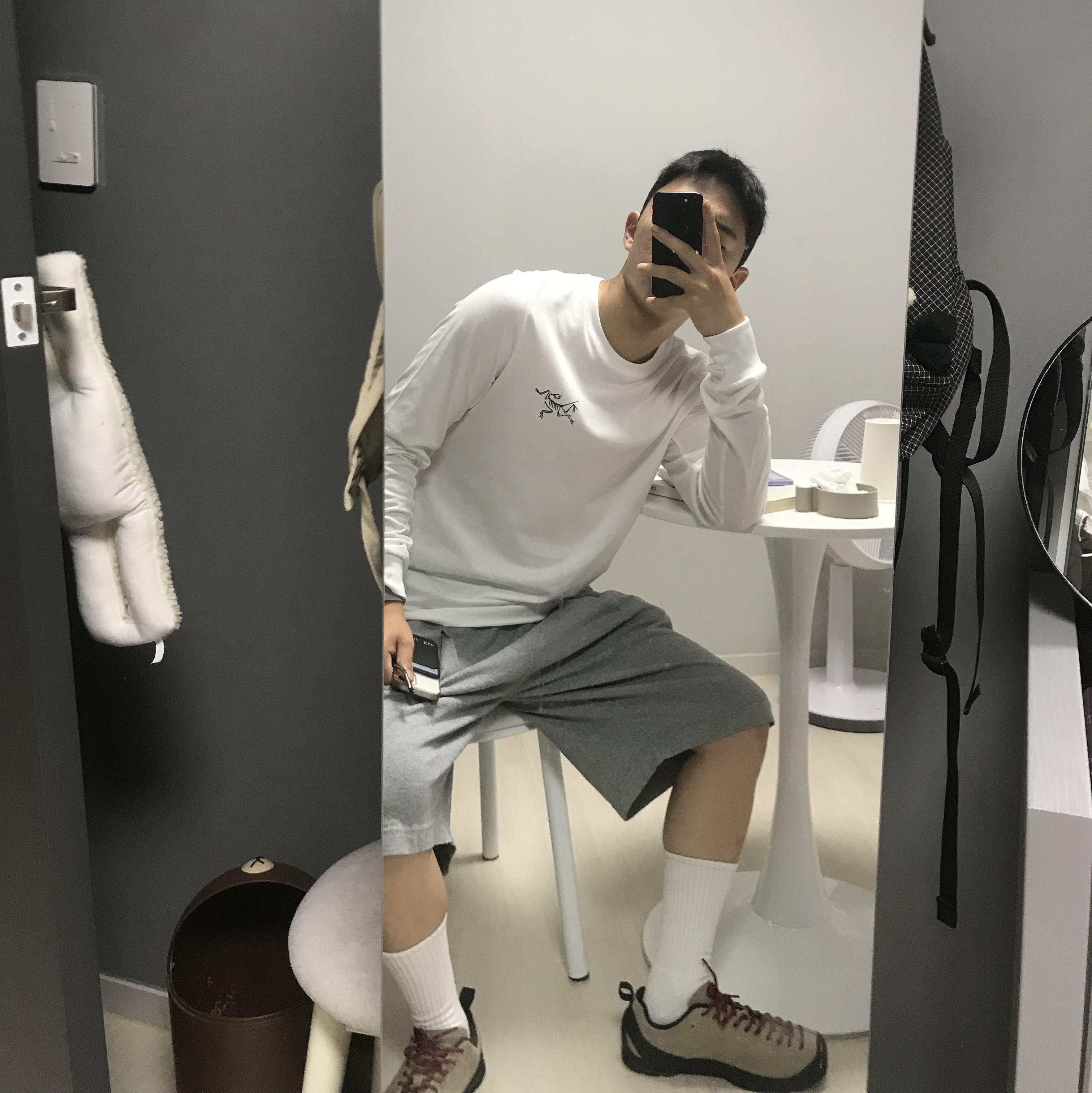 Arc'teryx Arc'Multi Bird Logo LS T-Shirt White Light, Keen Jasper Suede Sneakers Silver Mink 착용 스타일 - 2