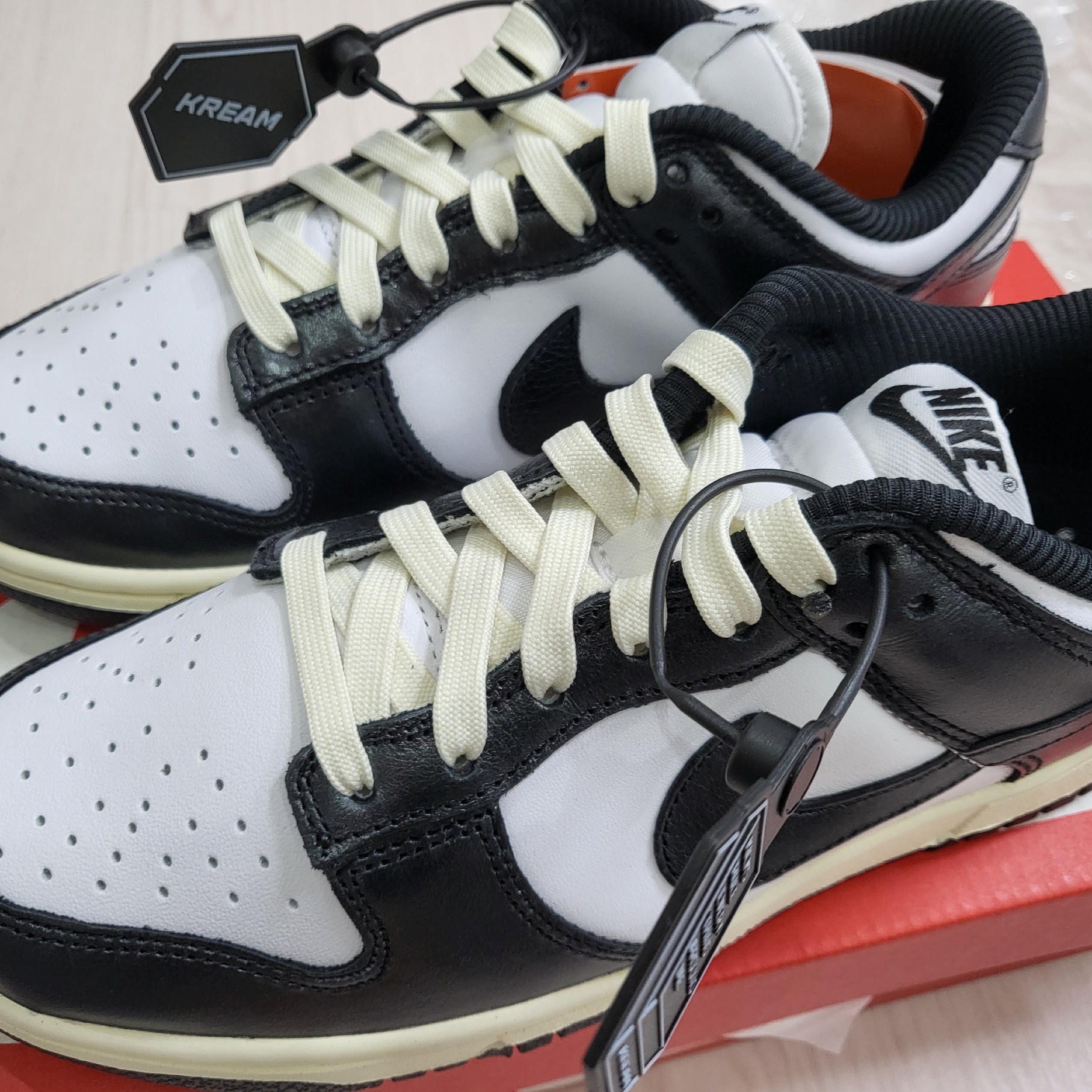(W) Nike Dunk Low Vintage Black and White 착용 스타일 - 1