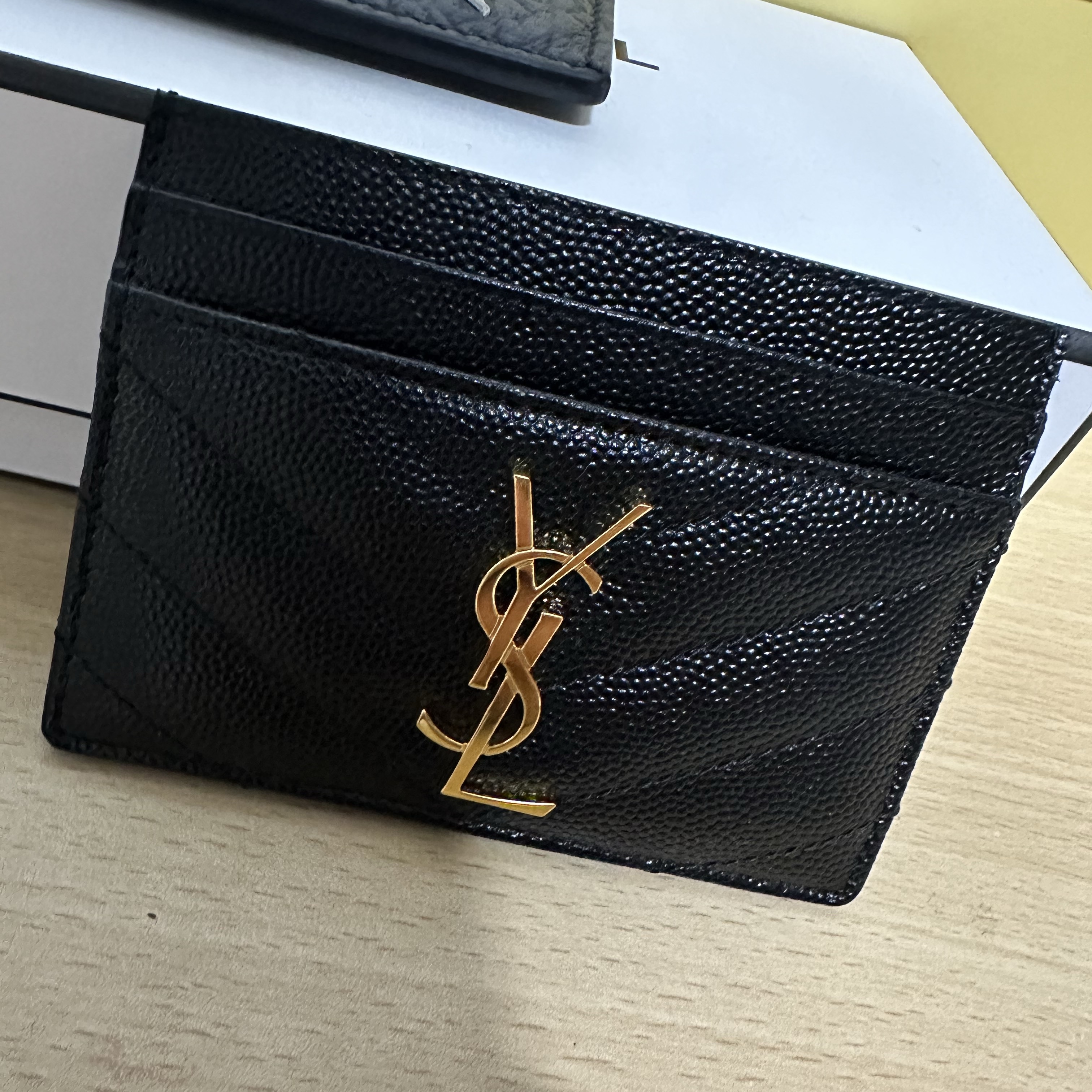 Saint Laurent Cassandre Matelasse Card Case in Grain De Poudre Embossed Leather Black 착용 스타일