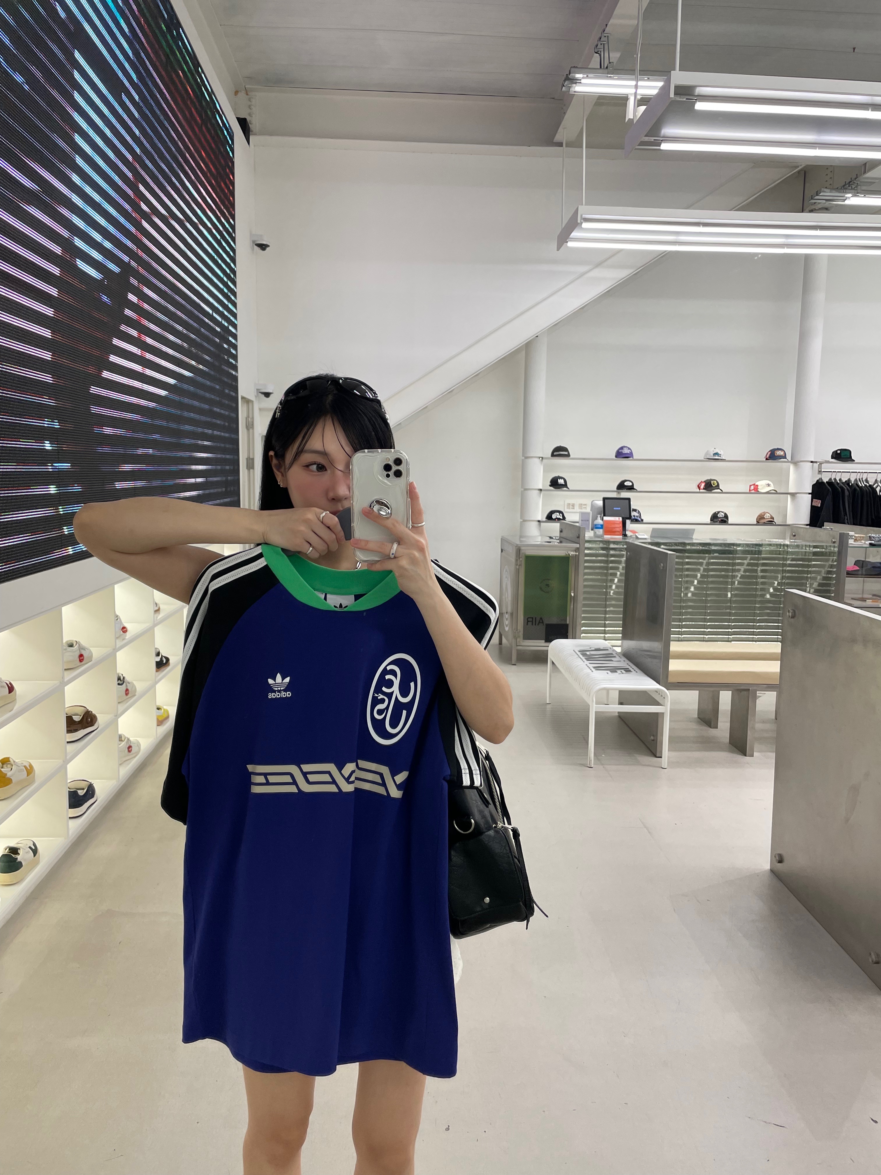 Gentle Monster x Jennie Jentle Salon Donut Bun 01 Black Gray, Adidas x Yeseyesee BS Team T-Shirts Legacy Indigo - KR Sizing 착용 스타일 - 4