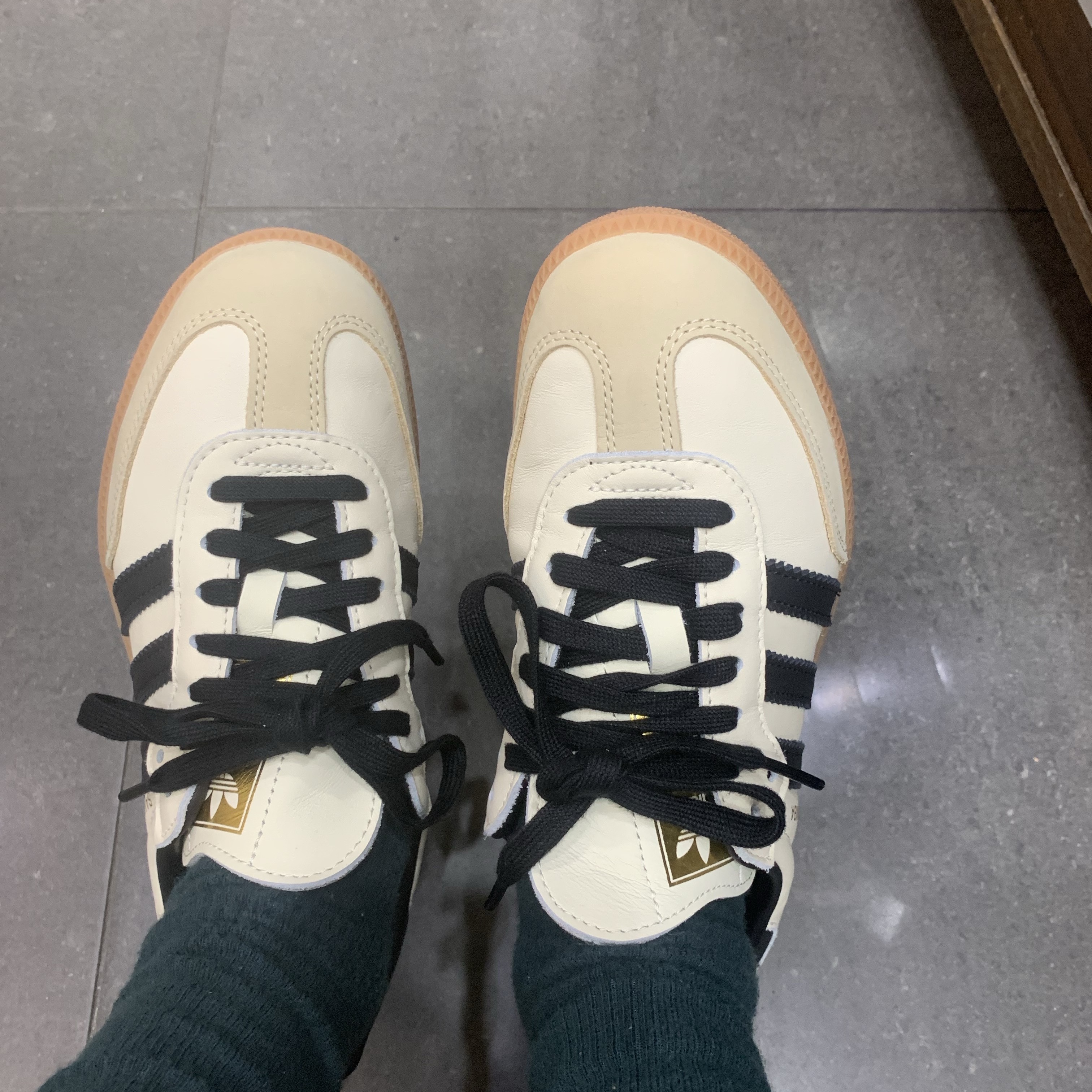 (W) Adidas Samba OG Cream White Core Black 착용 스타일 - 1