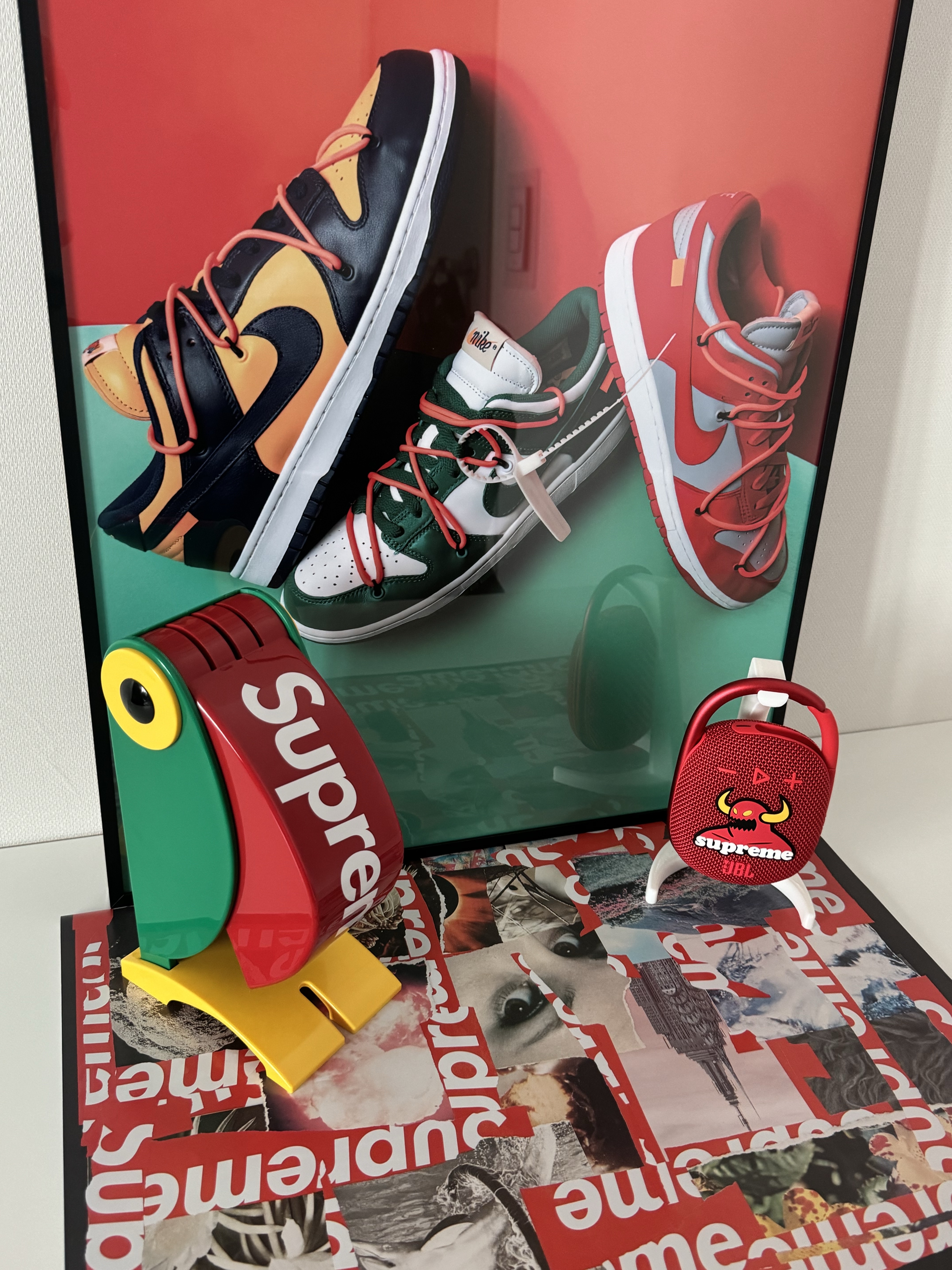 Supreme x Linea Zero Toucan Lamp Multicolor - 24SS, Supreme x Visla Magazine Supreme Special Issue 착용 스타일