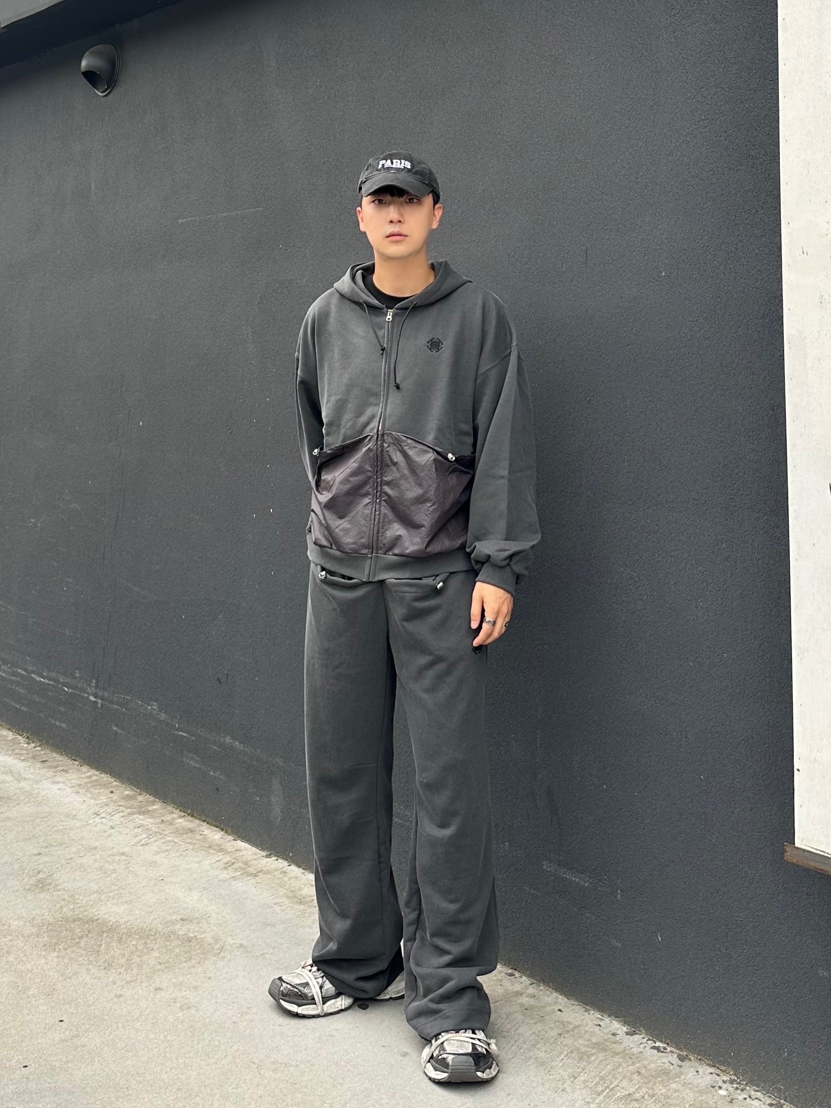 Balenciaga 3XL Mule Grey White Red 착용 스타일 - 2