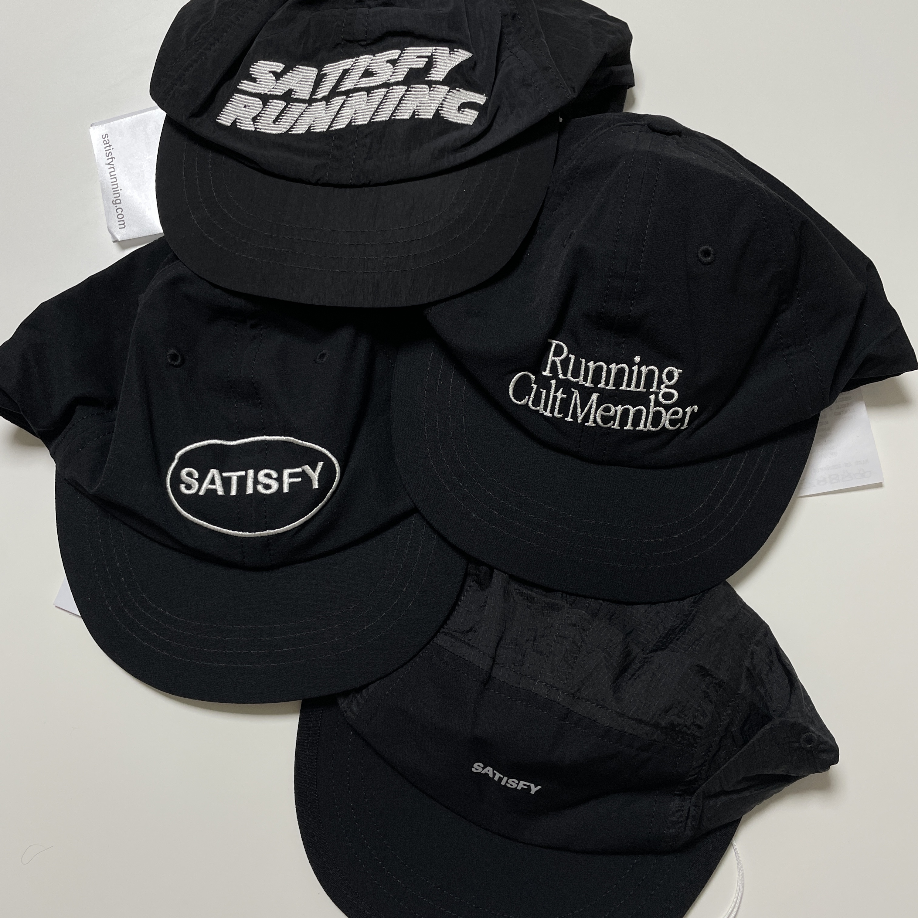 Satisfy Flitesilk Running Cap Black, Satisfy Re-Possessed Rippy Trail Cap Black 착용 스타일 - 1