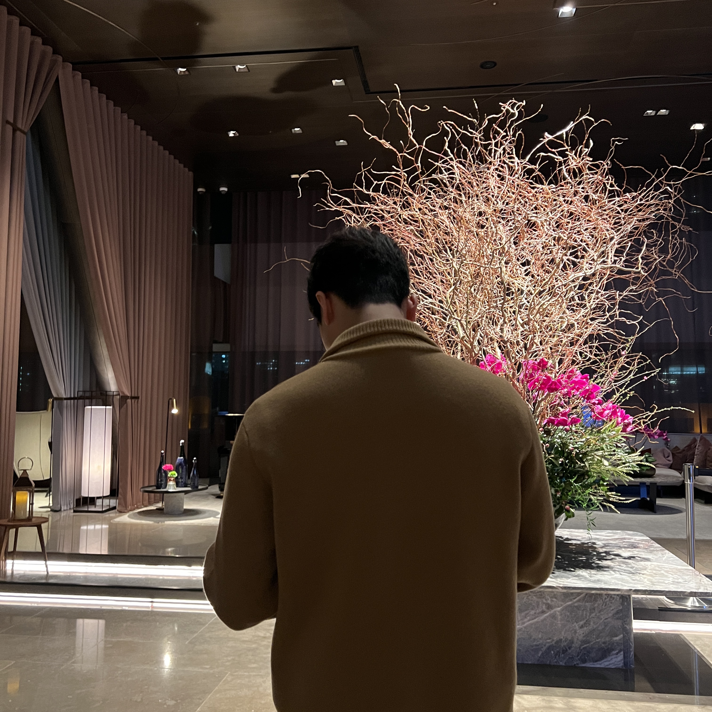 Gucci Suede Bomber Jacket with Web Camel 착용 스타일 - 2