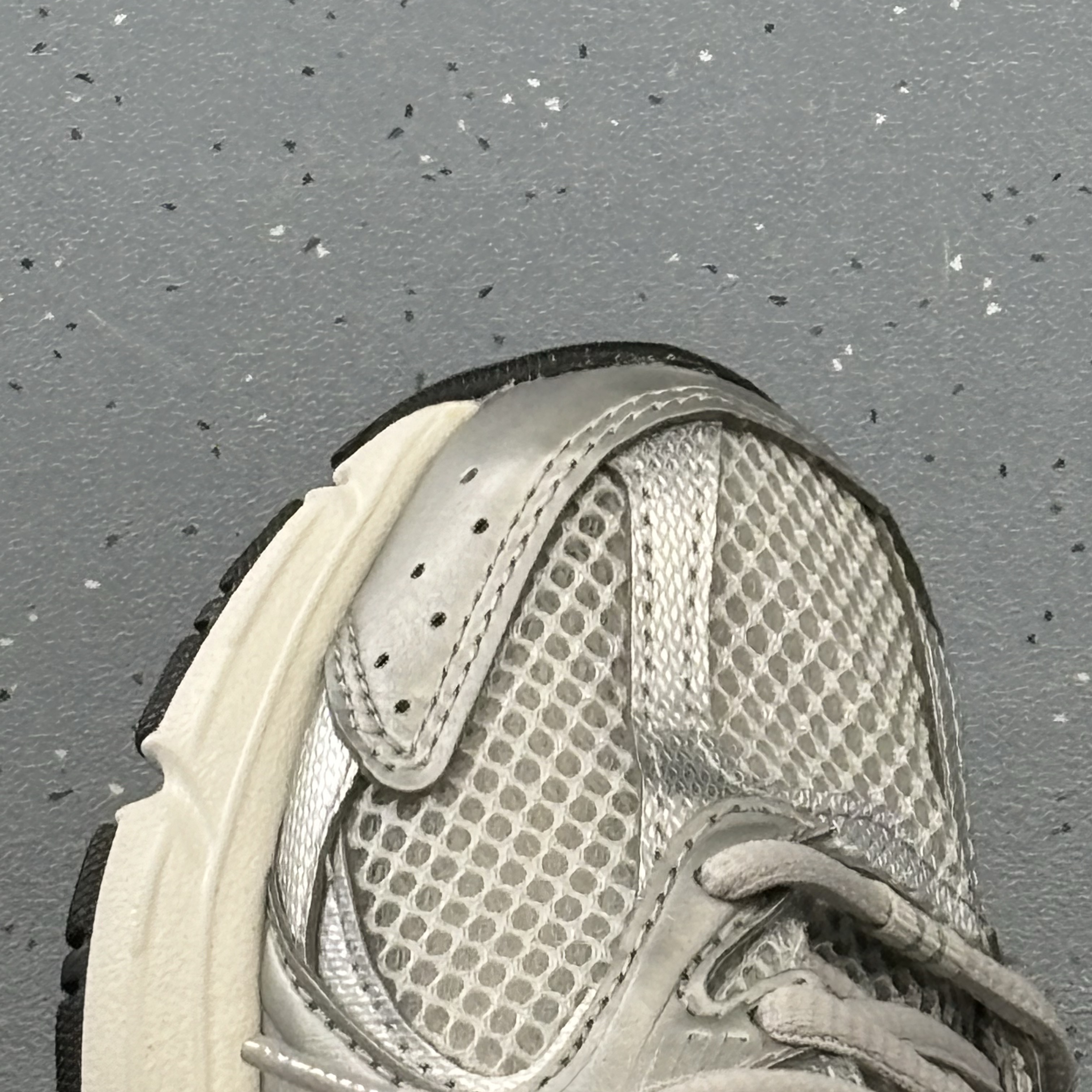 New Balance 530 Grey Matter Silver Metallic 착용 스타일