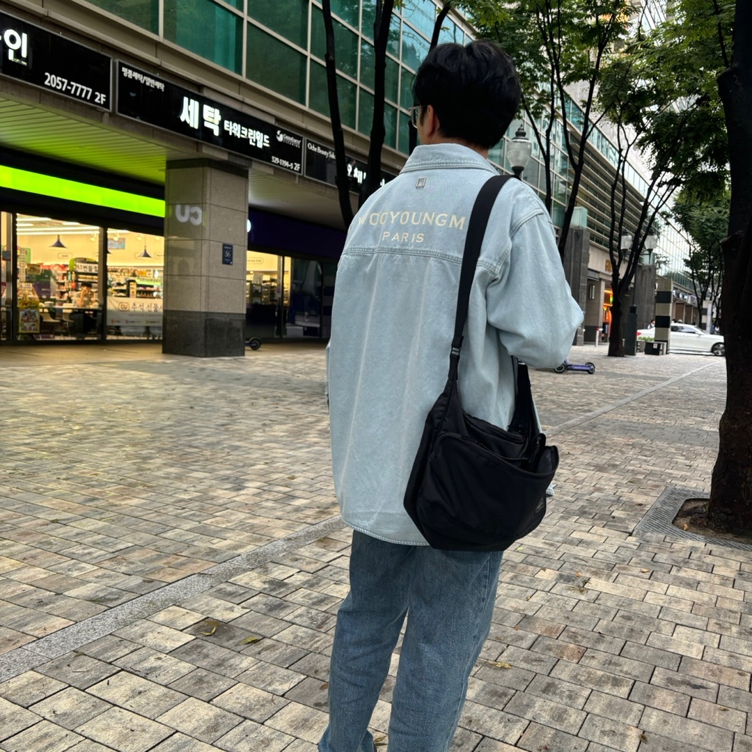 Wooyoungmi Back Logo Denim Shirt Light Blue - 24SS, Jordan 1 Retro Low OG Mocha 착용 스타일 - 2