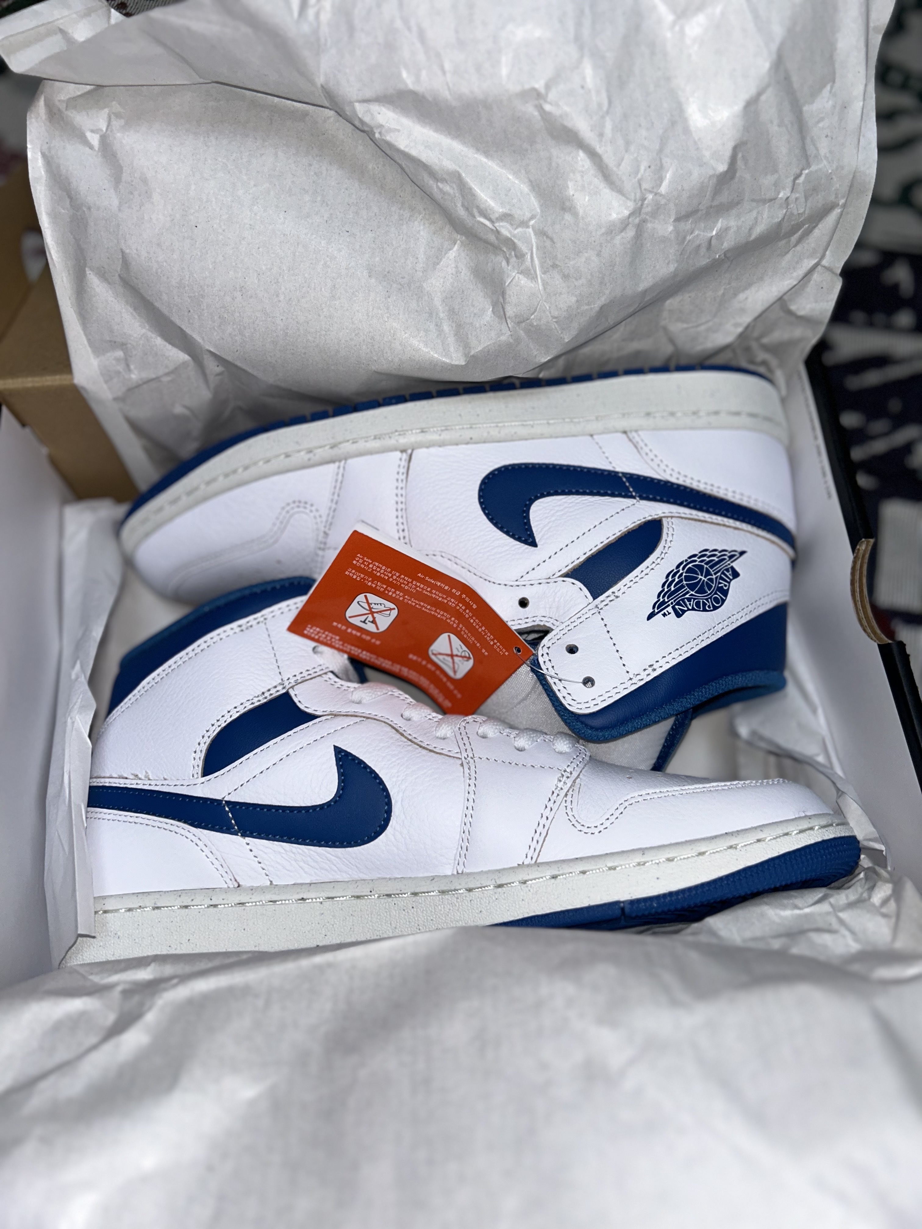 Jordan 1 Mid SE Industrial Blue White 착용 스타일 - 7