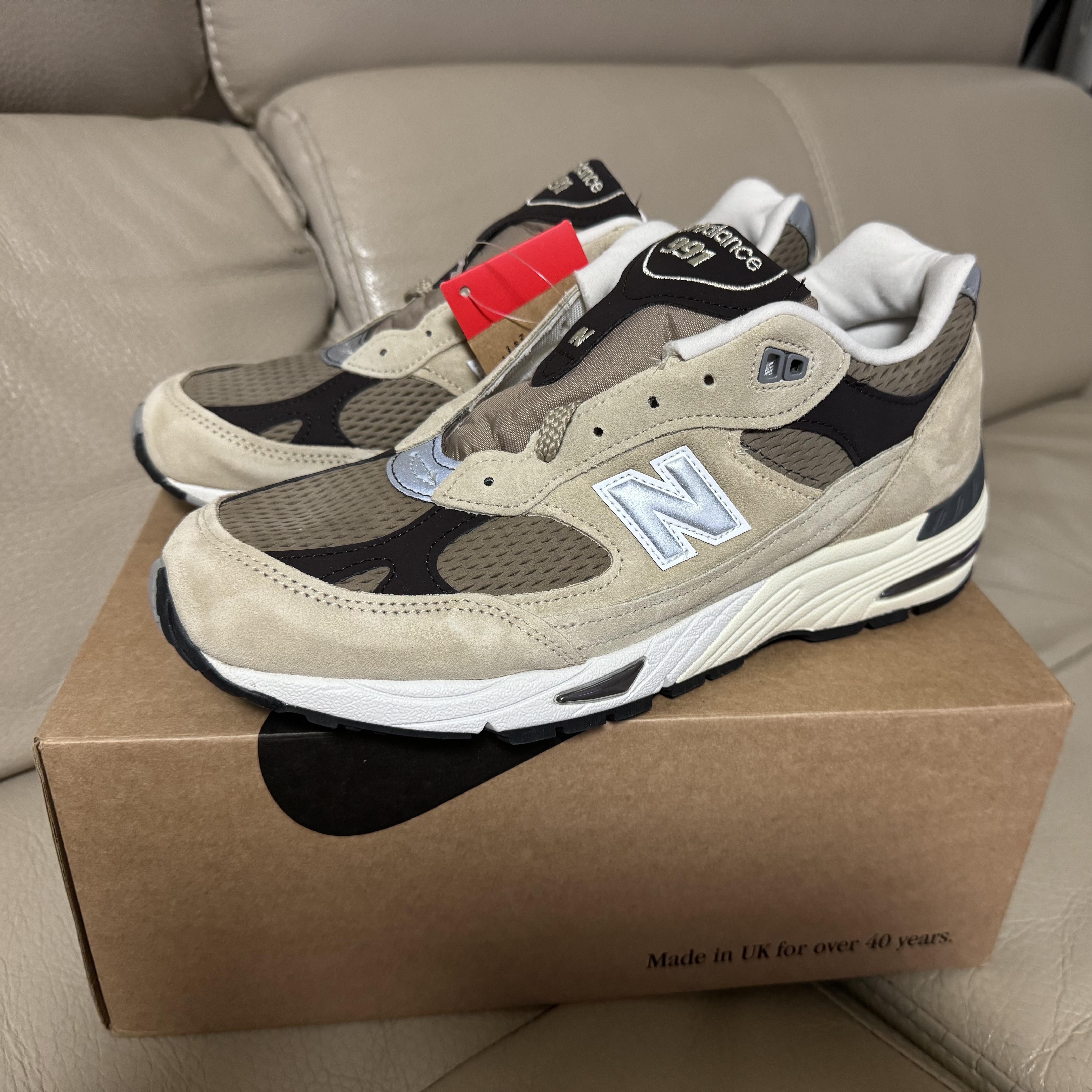 New Balance 991 Made in UK Finale Pale Khaki Silver Mink 착용 스타일