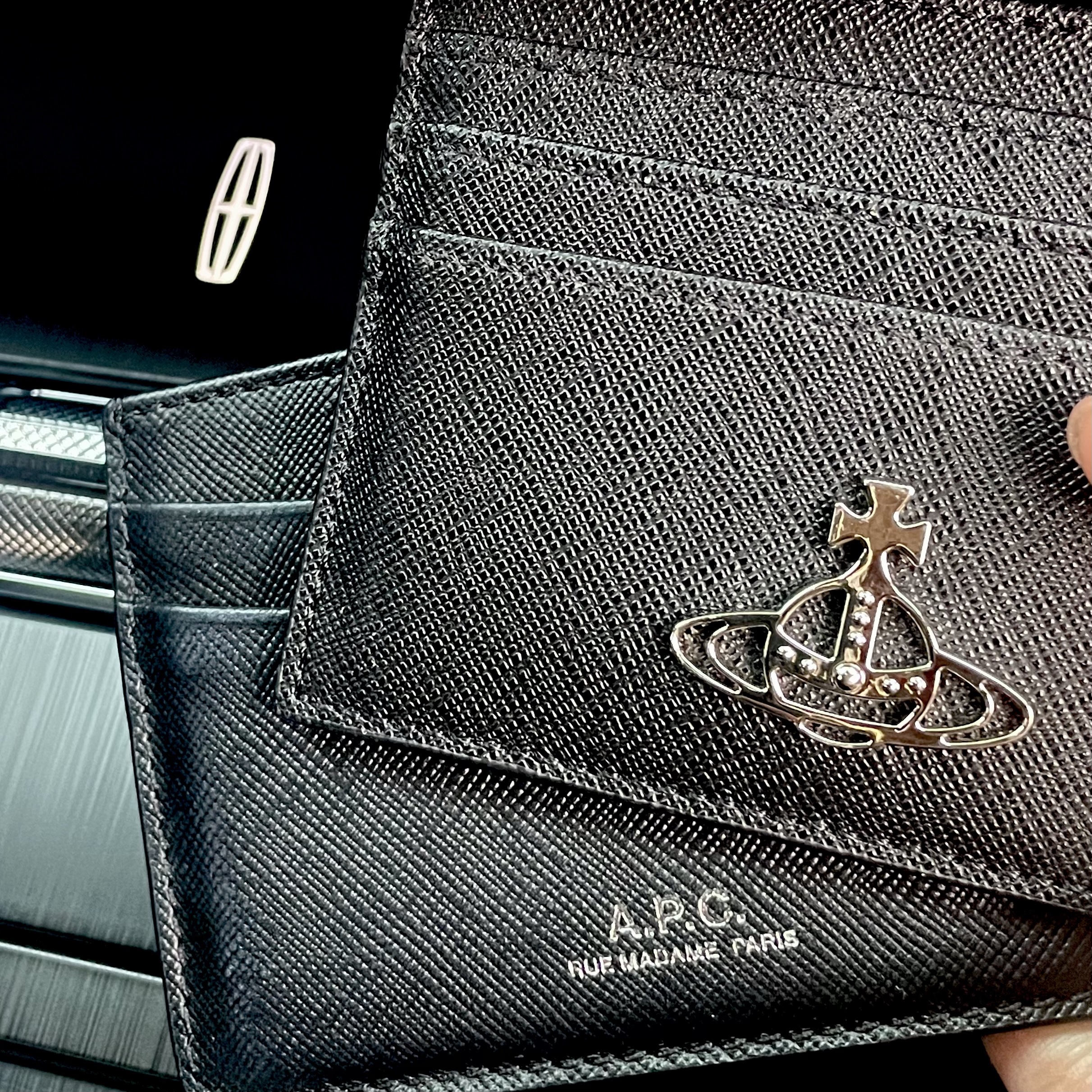 A.P.C. Andre Card Holder Black, Vivienne Westwood Logo Card Holder Black 착용 스타일 - 1
