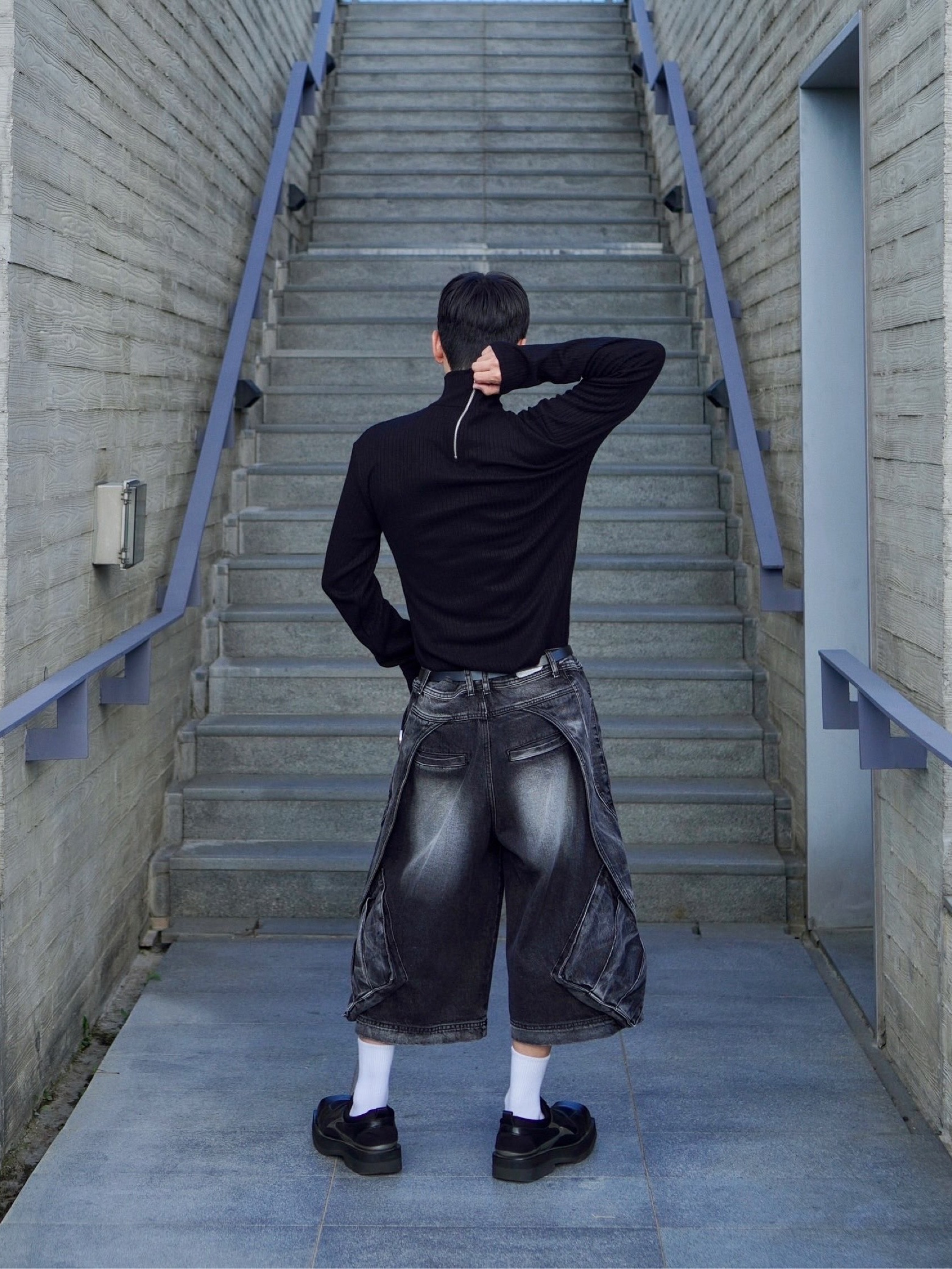 BLR Curved Cover Cargo Bermuda Washing Denim Pants Black 착용 스타일